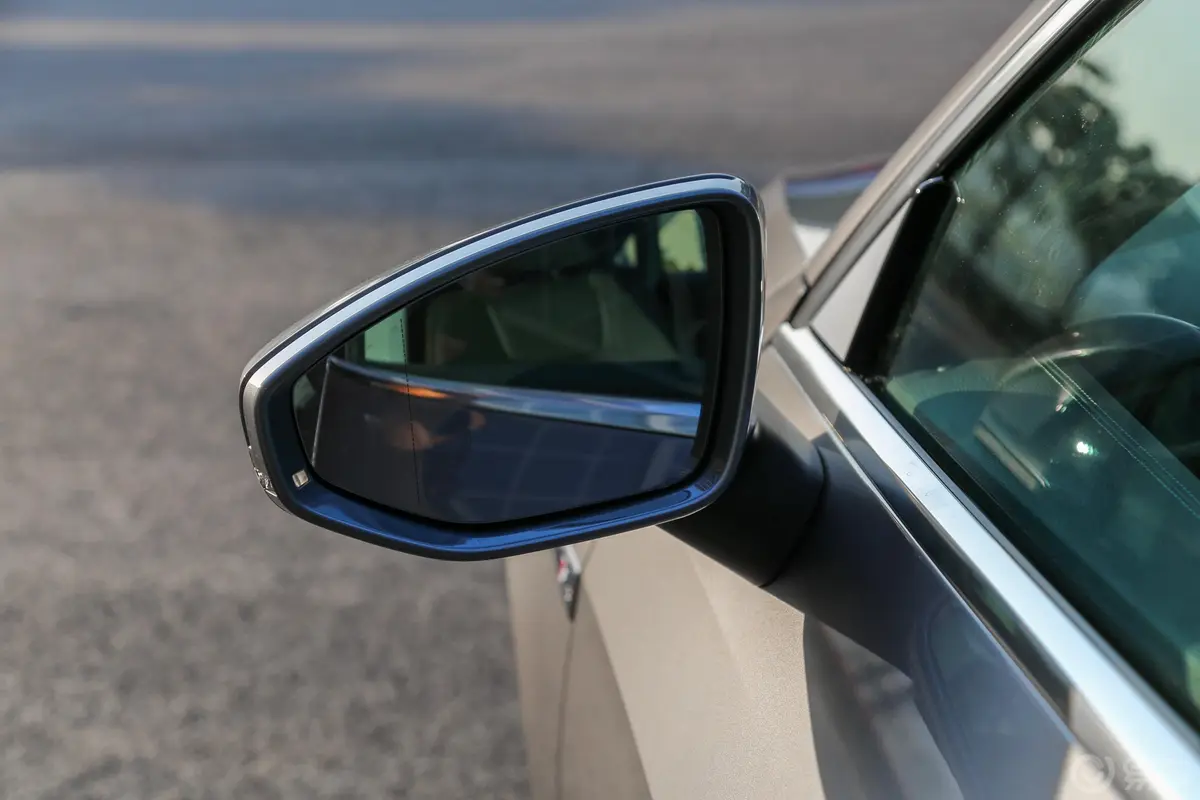 奥迪A7L45 TFSI quattro S-line 见远型 流晶套装后视镜镜面