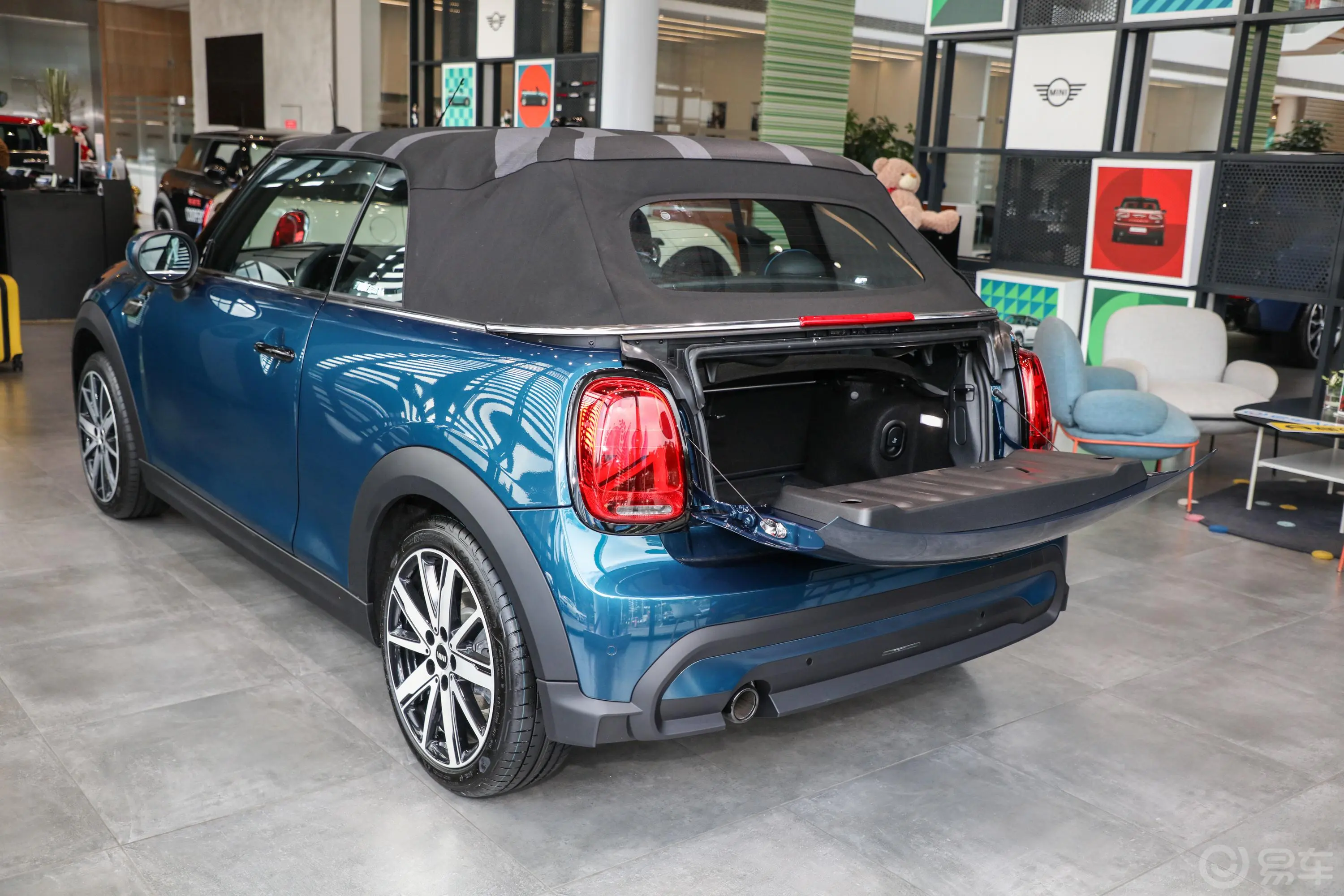 MINI CABRIO改款 1.5T COOPER CABRIO Sidewalk后备厢开启45度侧拍