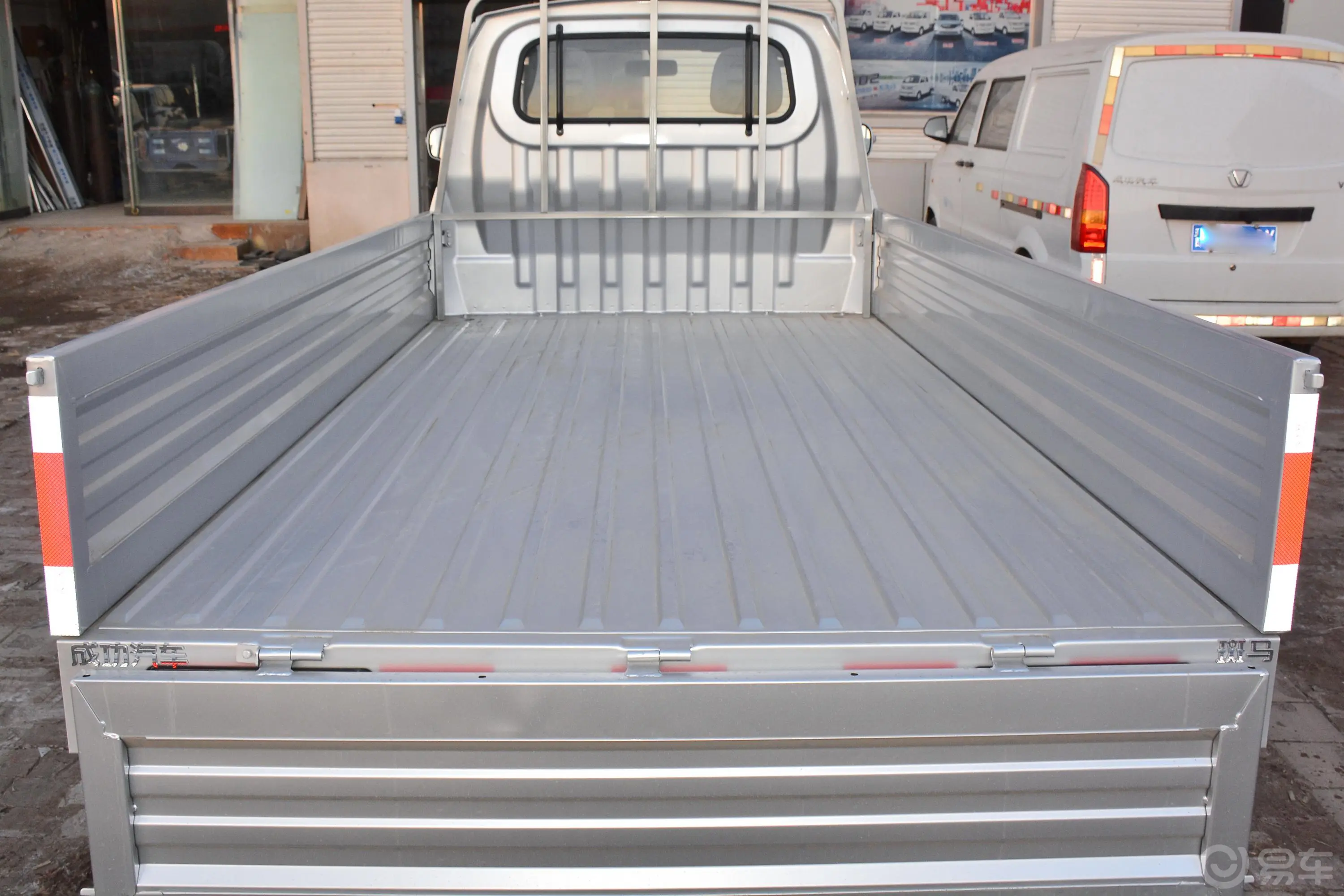 斑马1.5L 单排栏板车舒适型 国六a后备厢空间特写