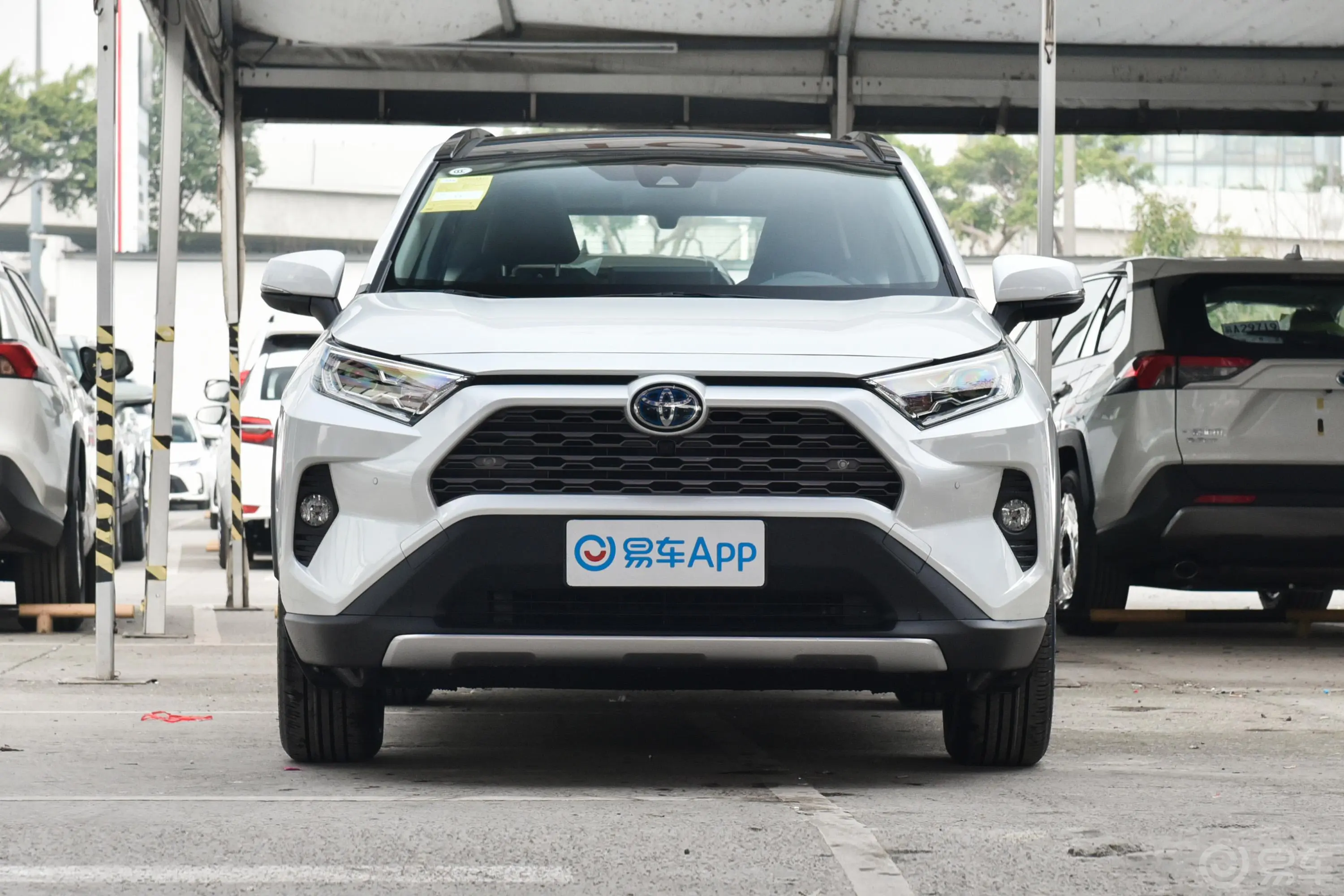 RAV4荣放改款 双擎 2.5L E-CVT 四驱 旗舰版正前水平