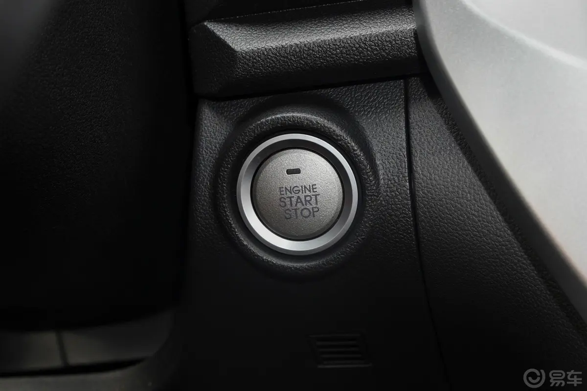 炮越野版 2.0T 自动四驱进阶拖挂版 汽油钥匙孔或一键启动按键