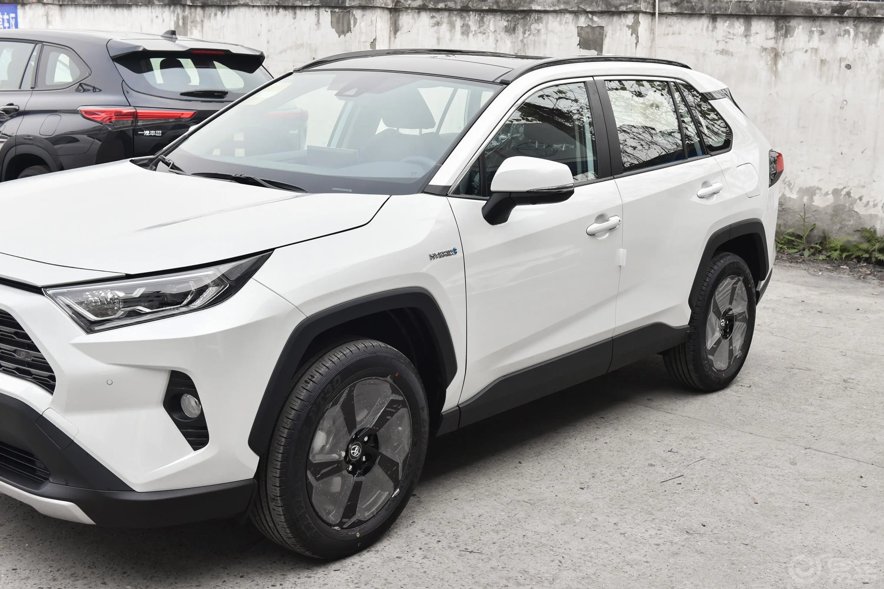 RAV4荣放改款 双擎 2.5L E-CVT 四驱 旗舰版外观