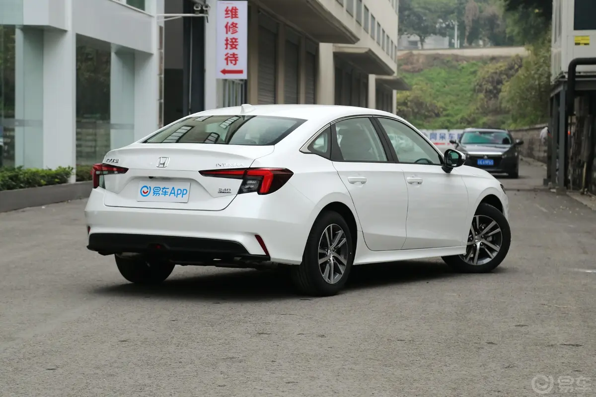 型格240TURBO CVT科技版侧后45度车头向右水平