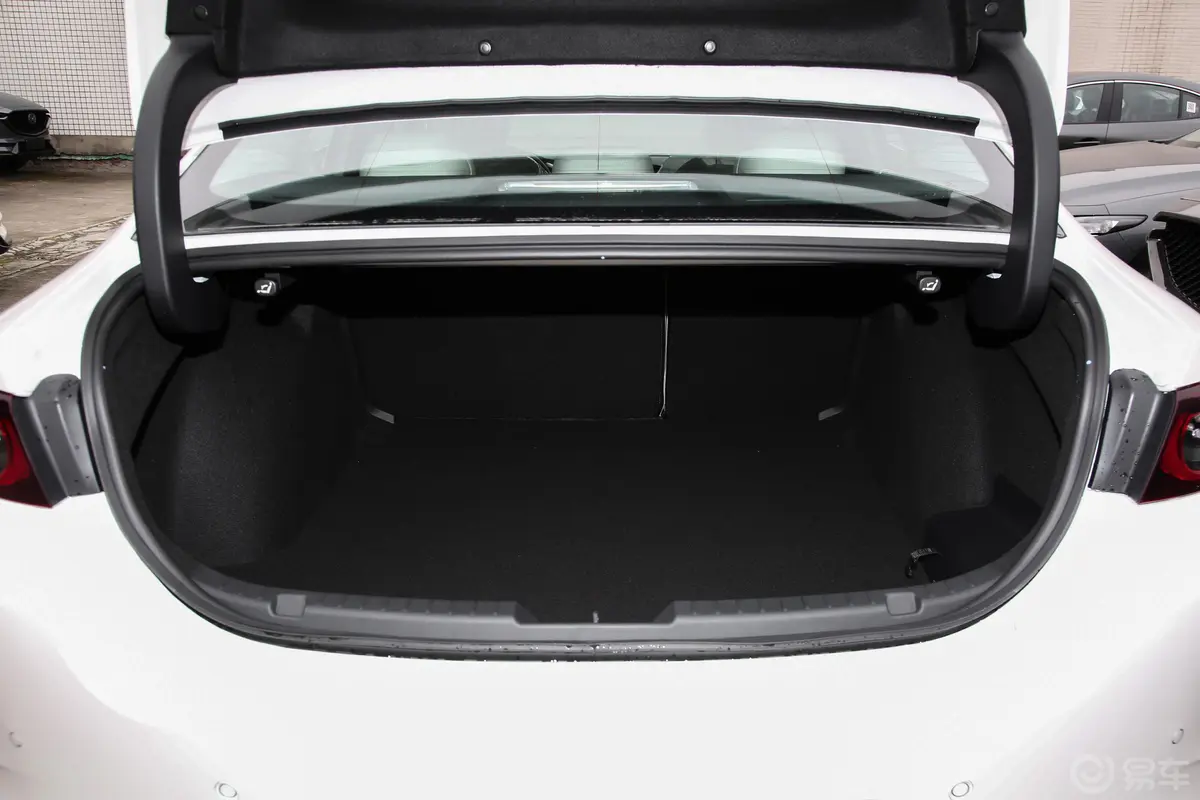 马自达3 昂克赛拉2.0L 自动质尊版后备厢空间特写
