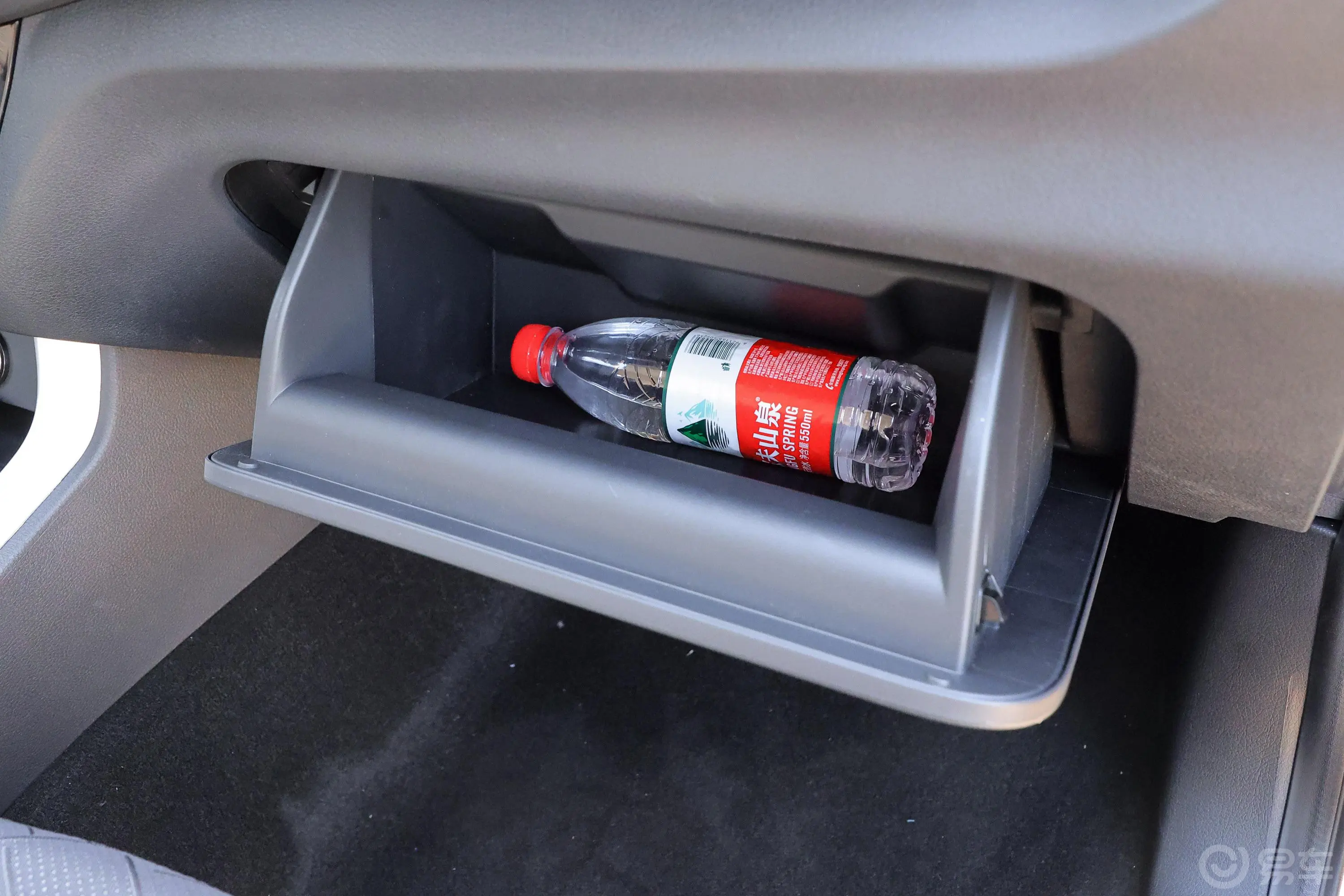 瑞迈2.8T 两驱标轴舒适版 柴油手套箱空间水瓶横置