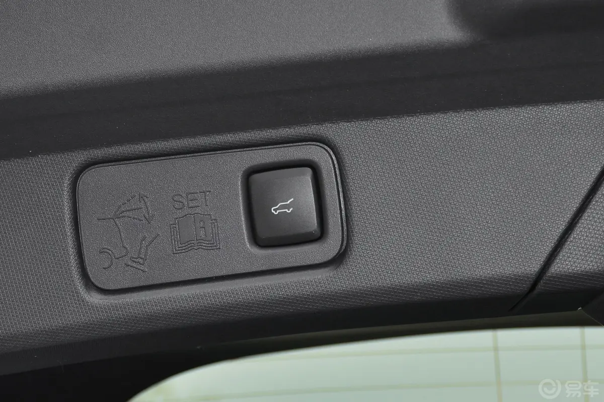 福特电马492km 四驱GT First Edition电动尾门按键（手动扶手）