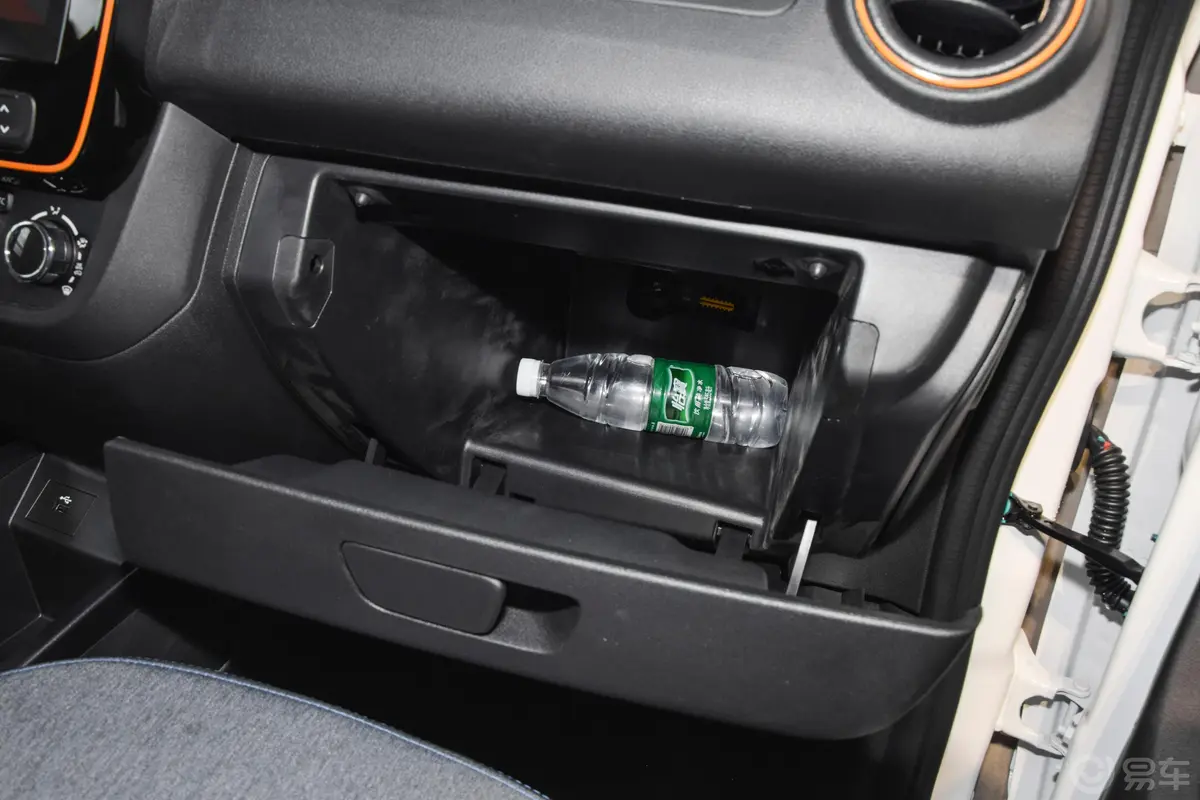 东风纳米EX1质享版手套箱空间水瓶横置