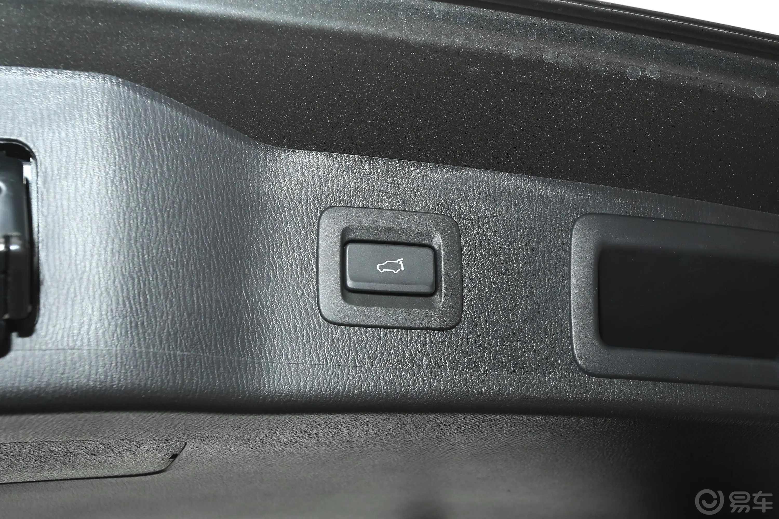 马自达CX-52.5L 四驱尊耀型电动尾门按键（手动扶手）
