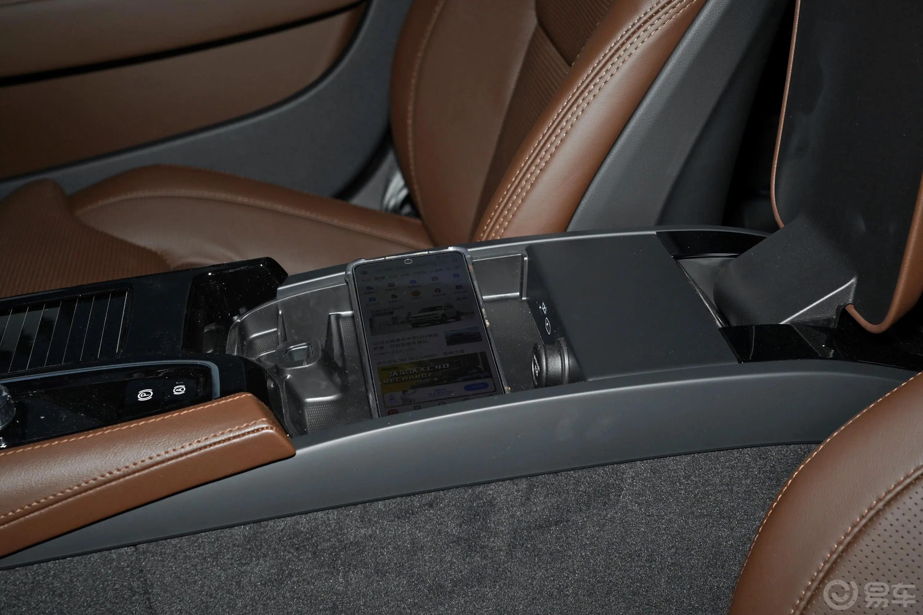 沃尔沃S90新能源改款 T8 智雅豪华版前排扶手箱储物格