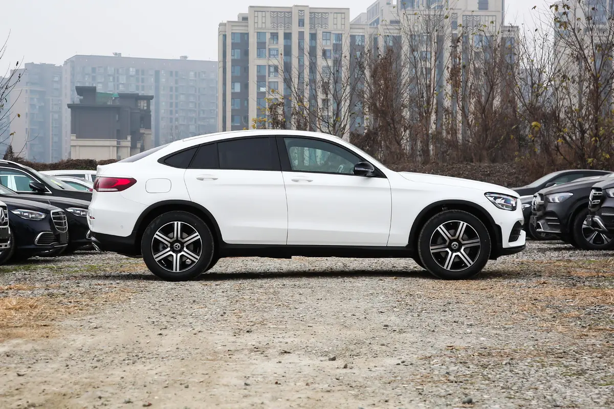 奔驰GLC轿跑改款 GLC 260 4MATIC 轿跑SUV正侧车头向右水平