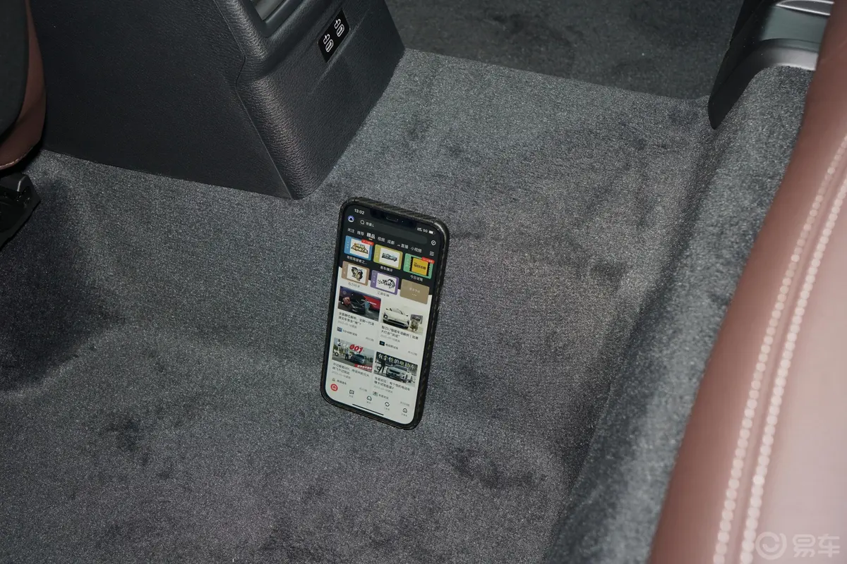 宝马X1sDrive20Li 时尚型后排地板中间位置