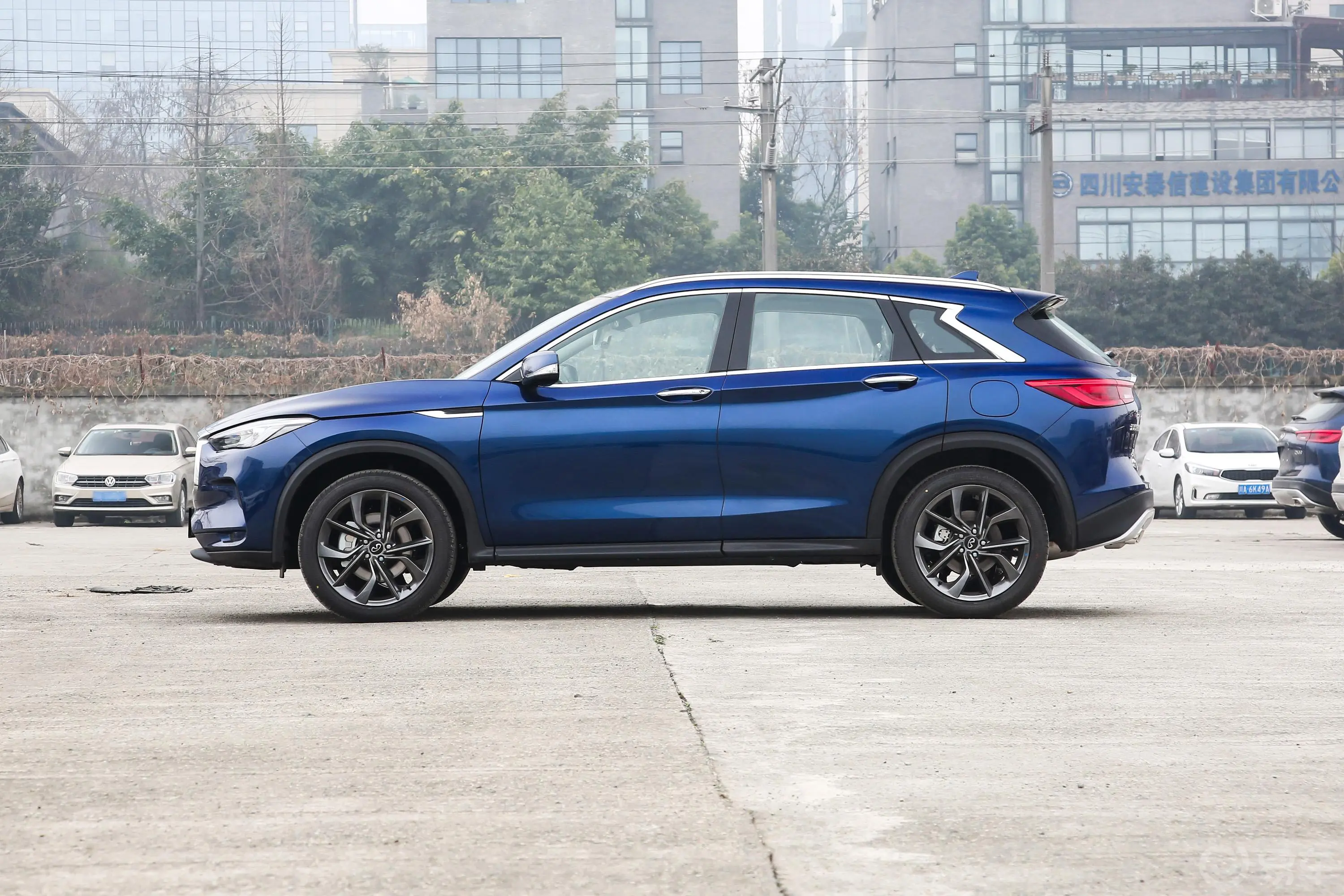 英菲尼迪QX502.0T 四驱领航版正侧车头向左水平