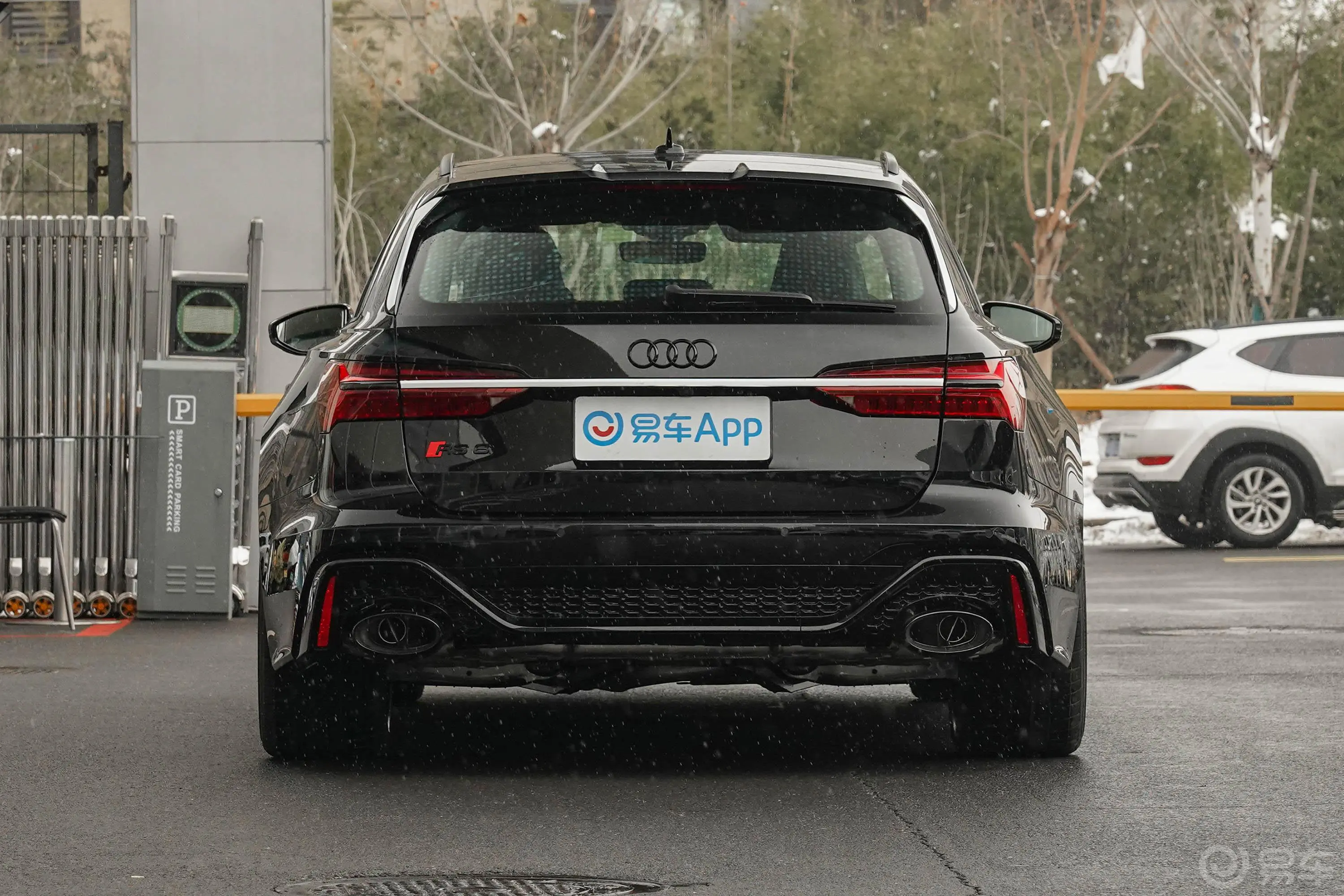 奥迪RS 64.0T Avant正后水平