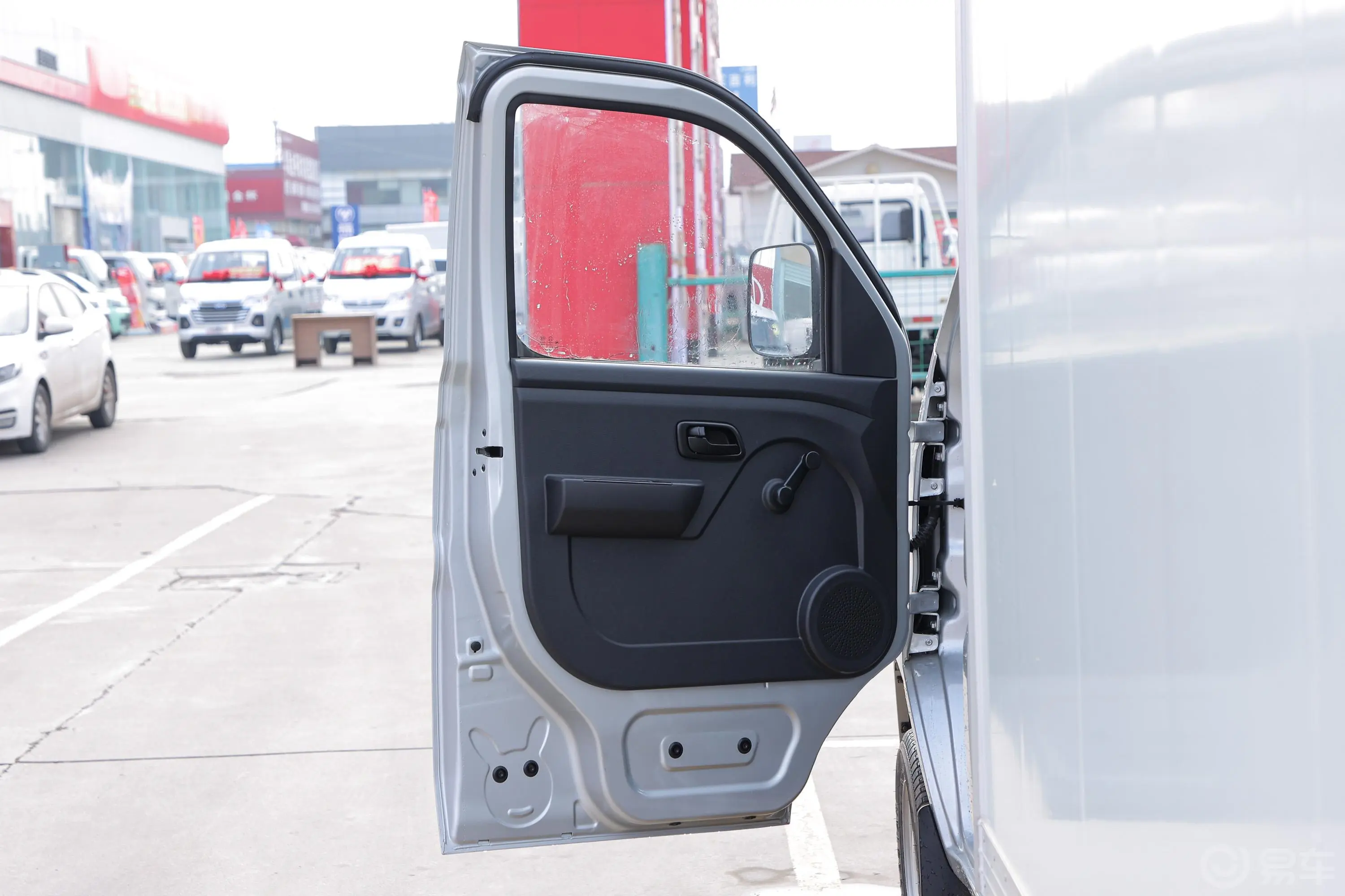 新豹T11.2L 单排单后轮标箱 厢式运输车 标准版驾驶员侧前车门