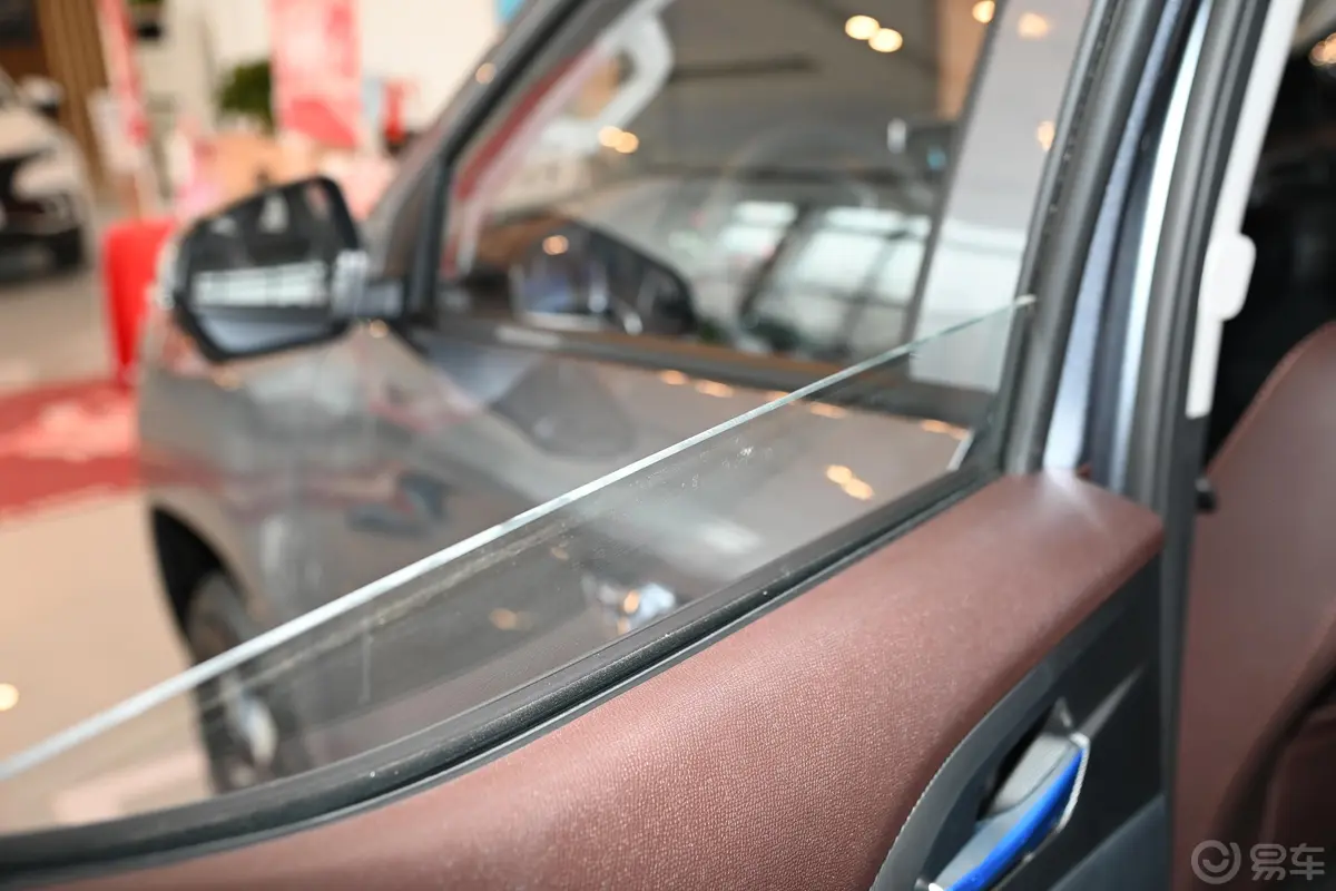凯程F702.4T 手自一体 四驱 标轴 卓越版 汽油后排玻璃材质特写