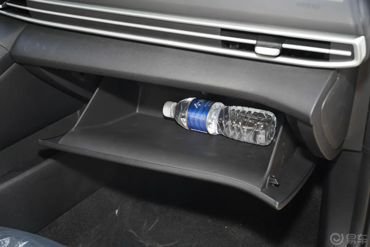 伊兰特1.5L CVT精英版手套箱空间水瓶横置