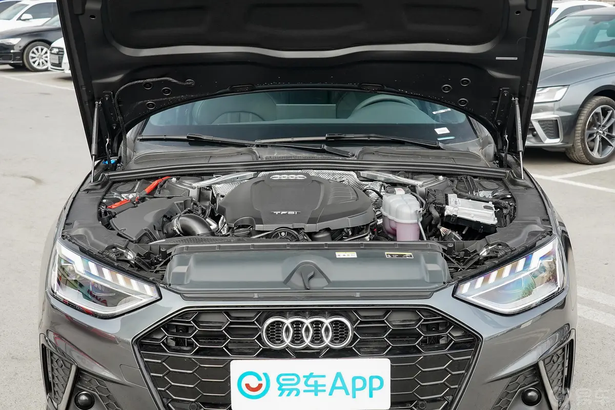 奥迪A4L40 TFSI 豪华动感型发动机舱整体