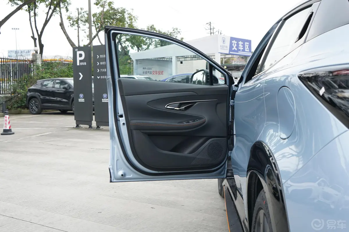 长安UNI-T运动版 2.0T 自动尊贵型驾驶员侧前车门