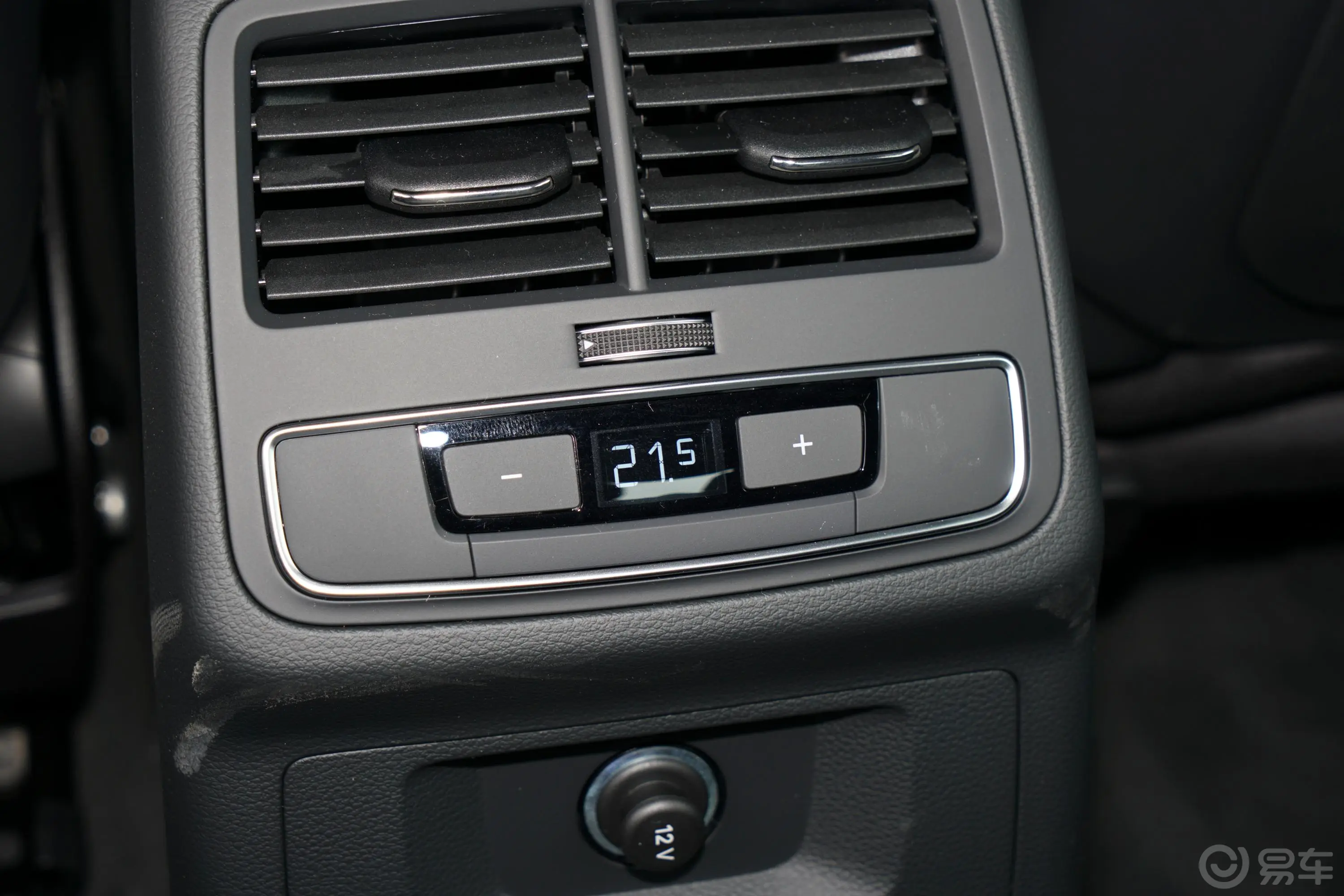 奥迪RS 52.9T Sportback 黑曜版后排空调控制键