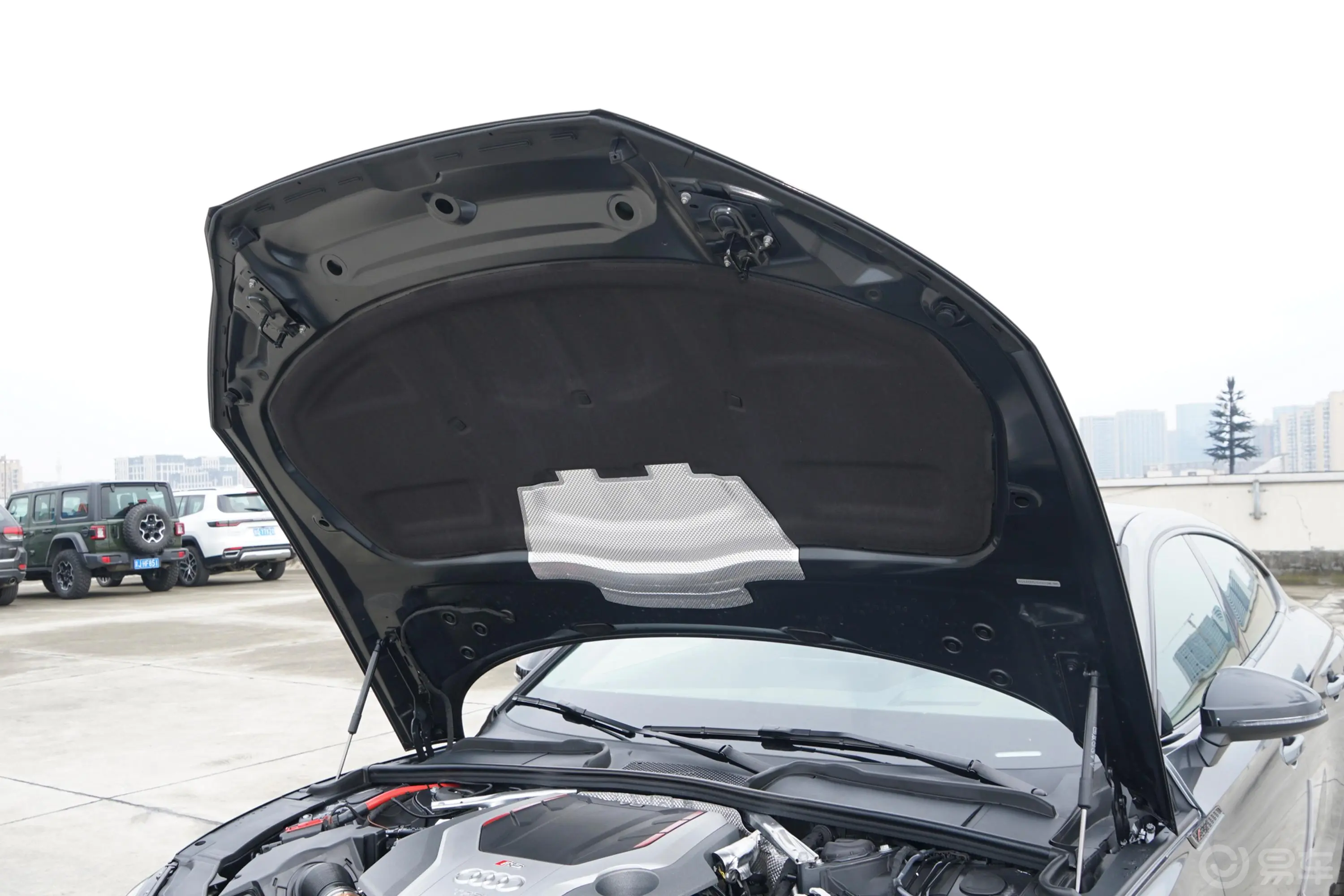 奥迪RS 52.9T Sportback 黑曜版发动机舱盖内侧