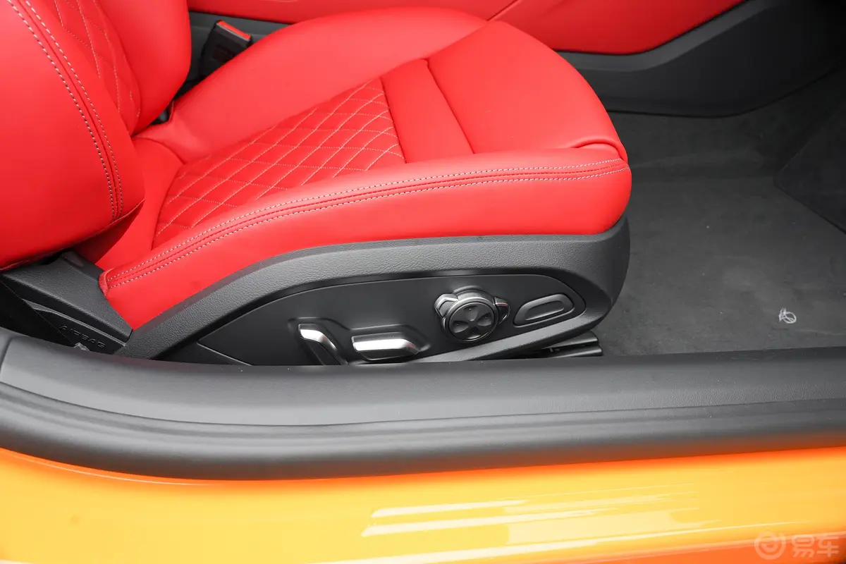 奥迪R85.2L Coupe Performance副驾座椅调节