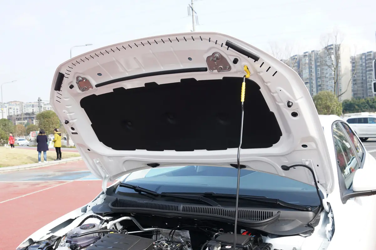 PoloPlus 1.5L 自动纵情乐活版发动机舱盖内侧