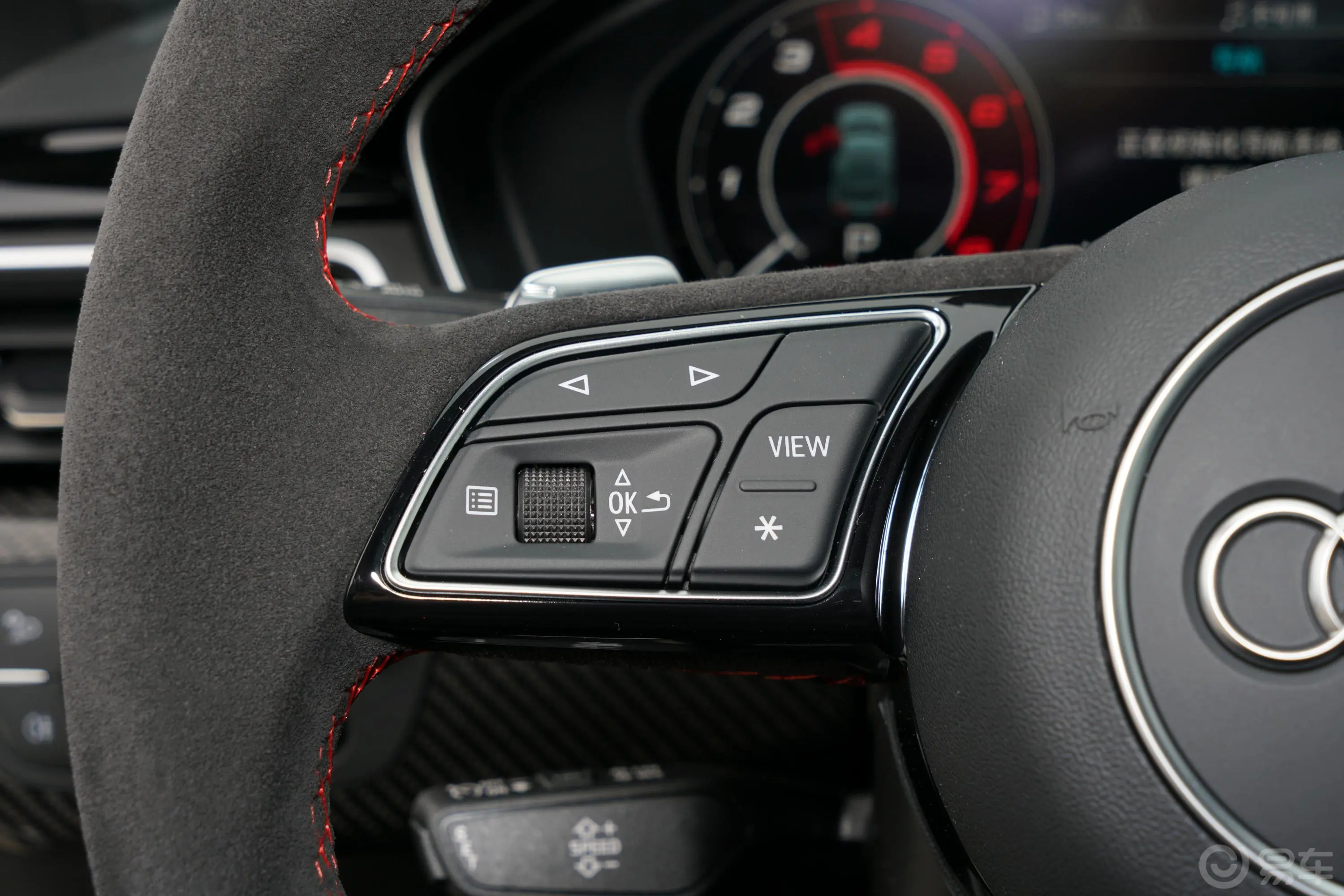 奥迪RS 52.9T Sportback 黑曜版左侧方向盘功能按键