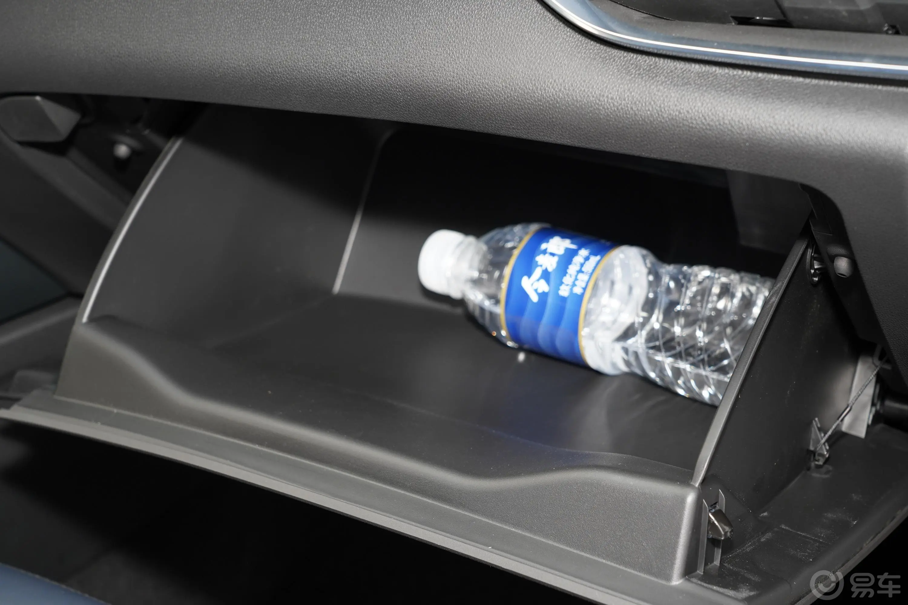 微蓝VELITE 6 纯电动518km 互联时尚型 PLUS手套箱空间水瓶横置