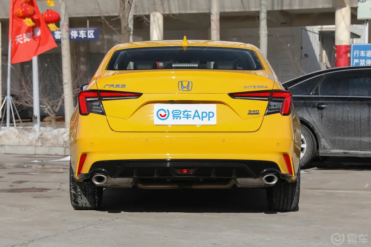 型格240TURBO CVT尊享版正后水平