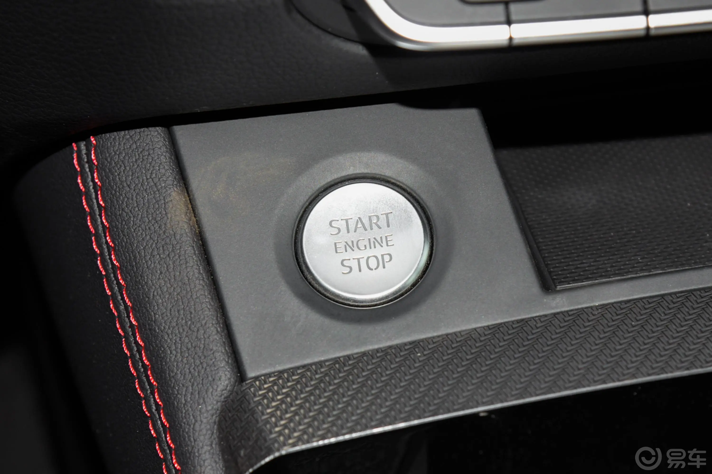 奥迪Q5L Sportback40 TFSI RS套件燃速型钥匙孔或一键启动按键