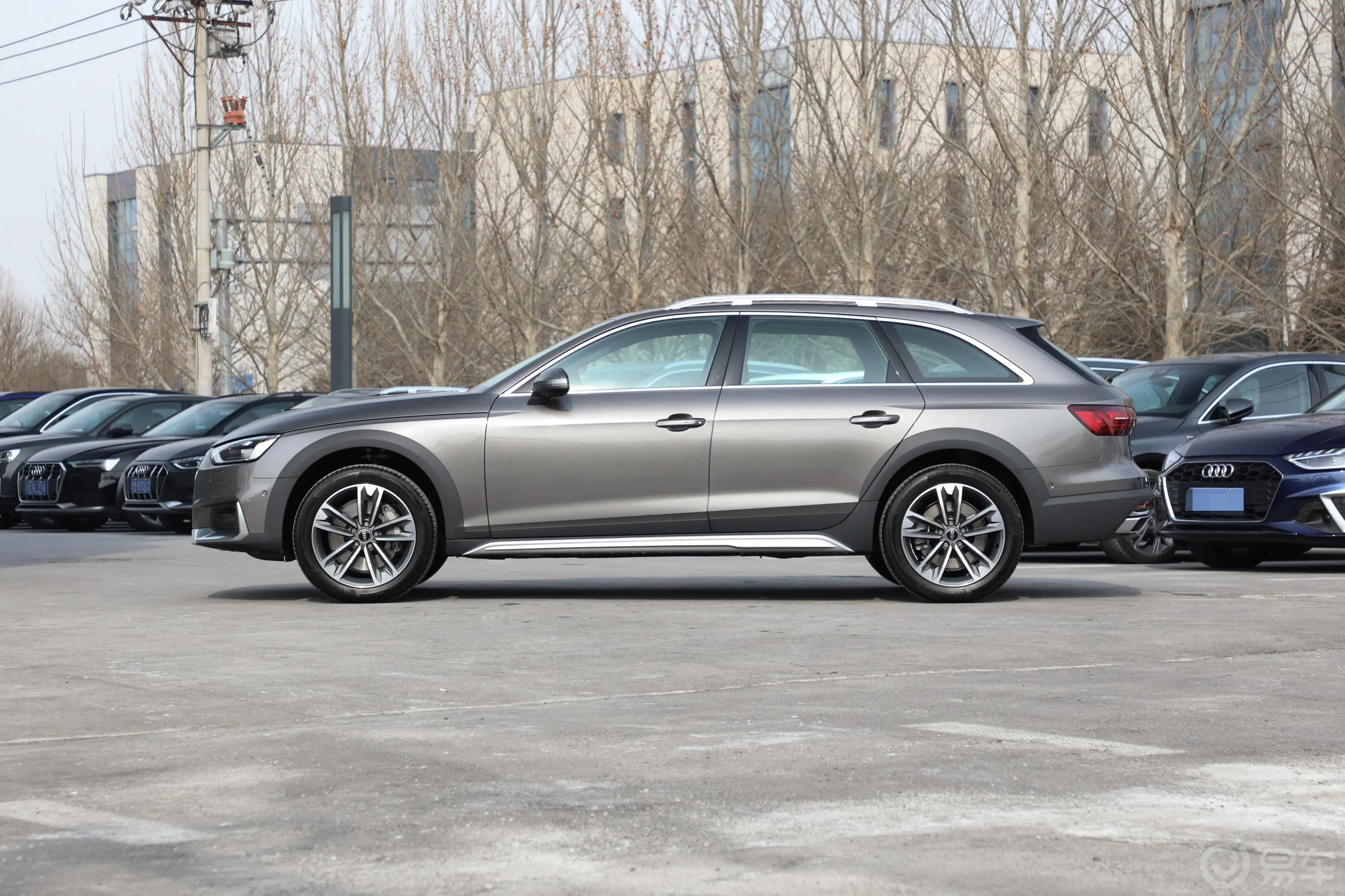 奥迪A4(进口)allroad quattro 冰雪运动版正侧车头向左水平