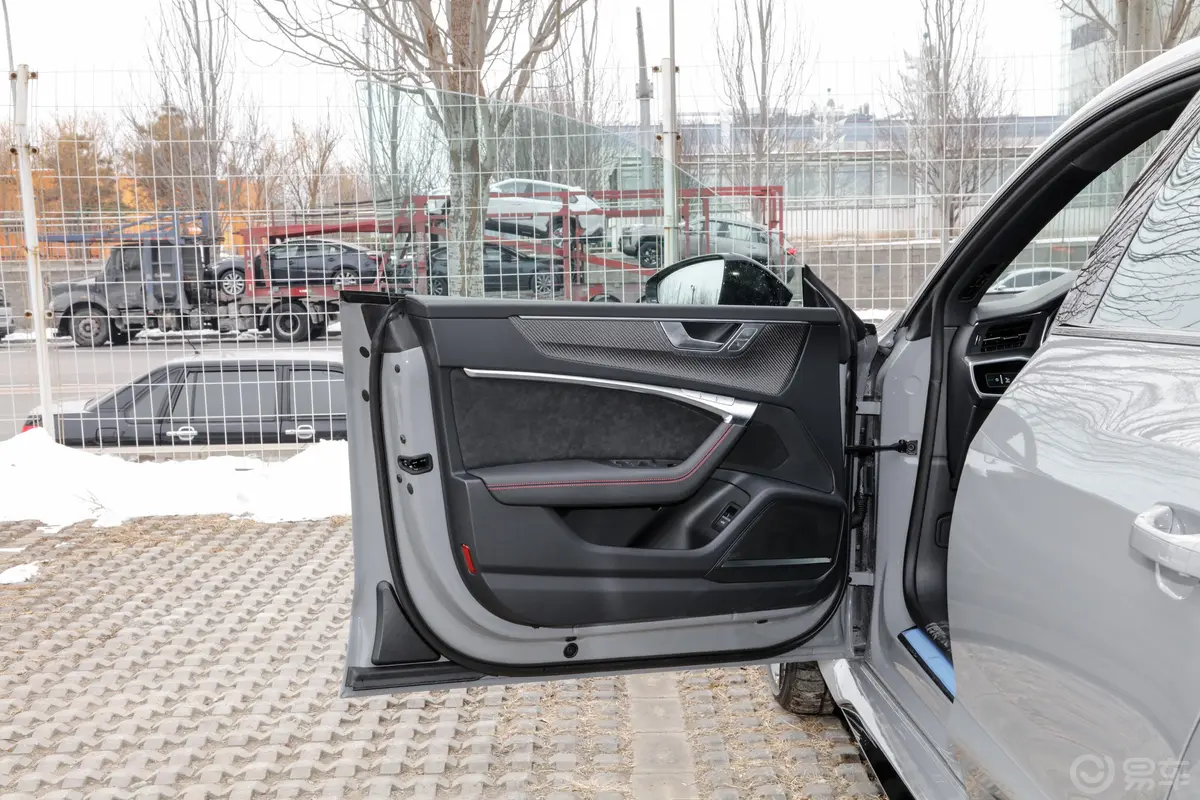 奥迪RS 74.0T Sportback驾驶员侧前车门