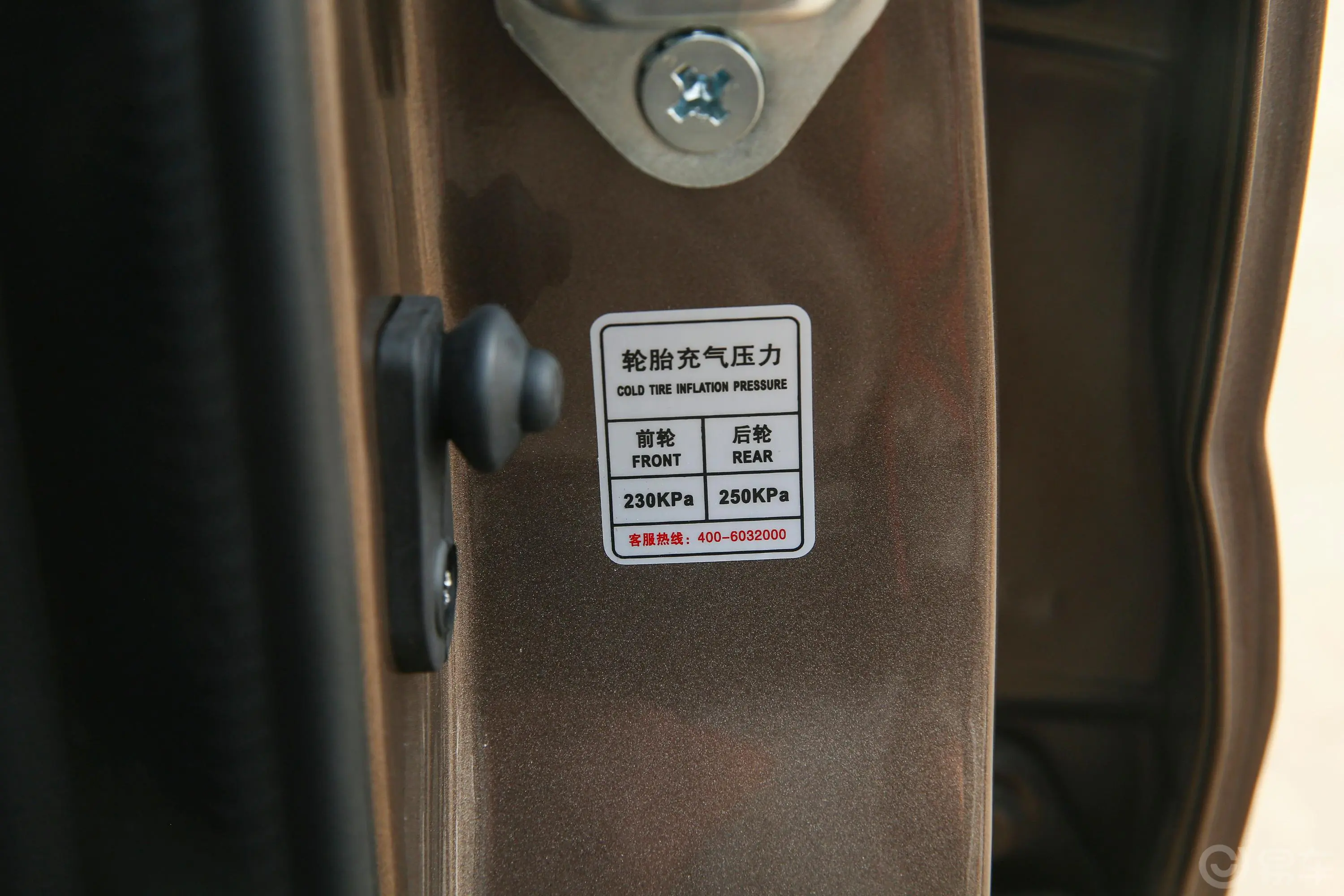 小老虎1.6L 手动大双 汽油胎压信息铭牌