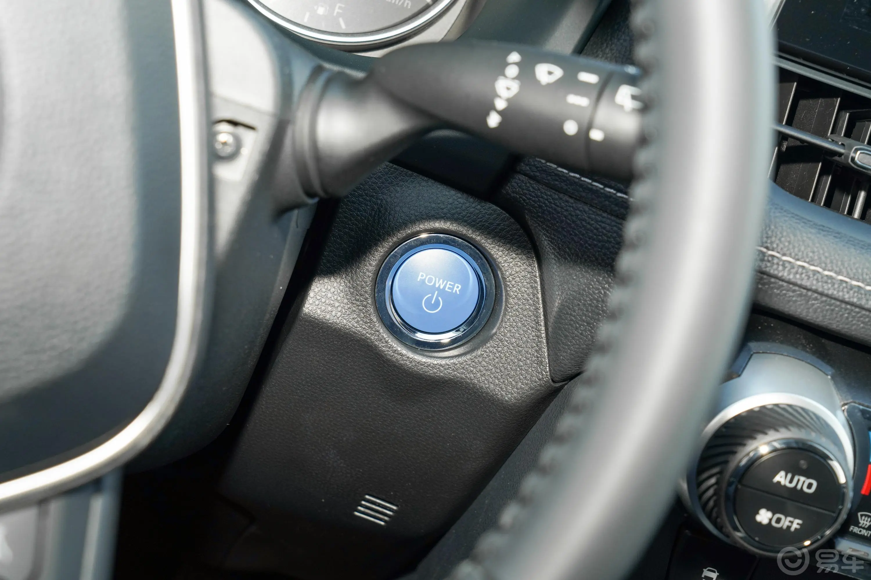 威兰达双擎 2.5L 两驱豪华PLUS版钥匙孔或一键启动按键