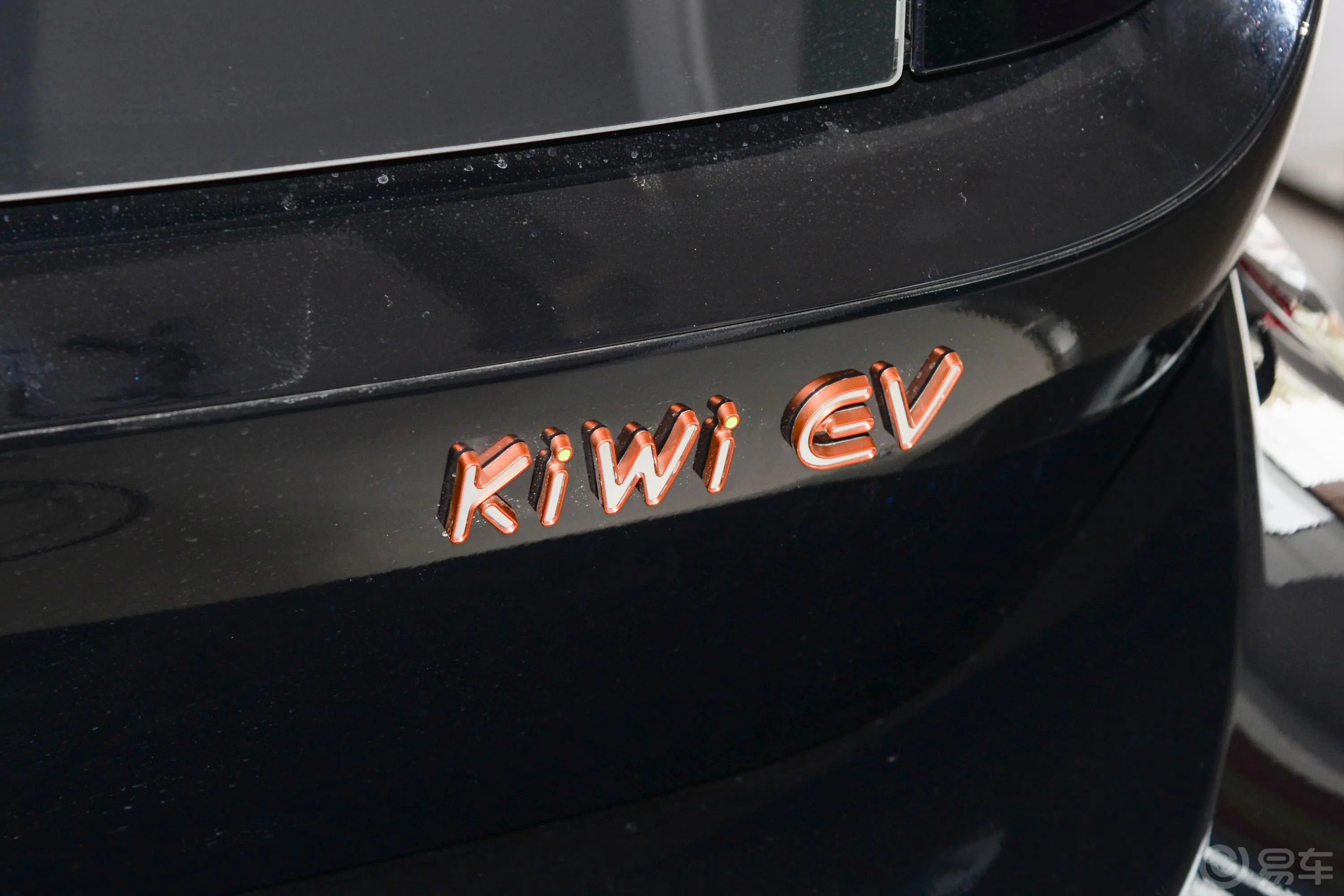 宝骏KiWi EV305km 艺术家轻享版 多氟多新能源31.9kWh三元锂外观