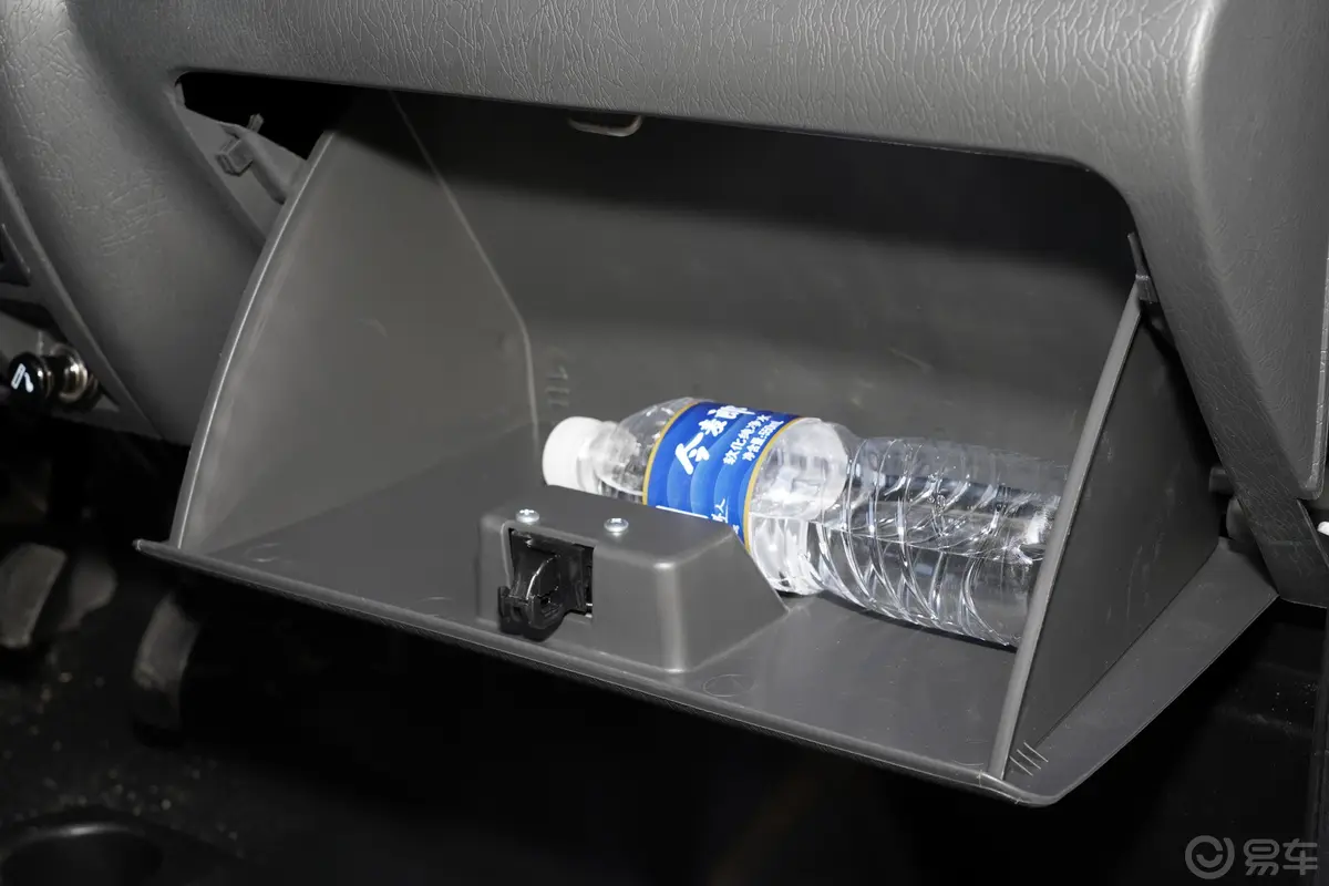 东风小康K01K01L 1.3L 基本型手套箱空间水瓶横置