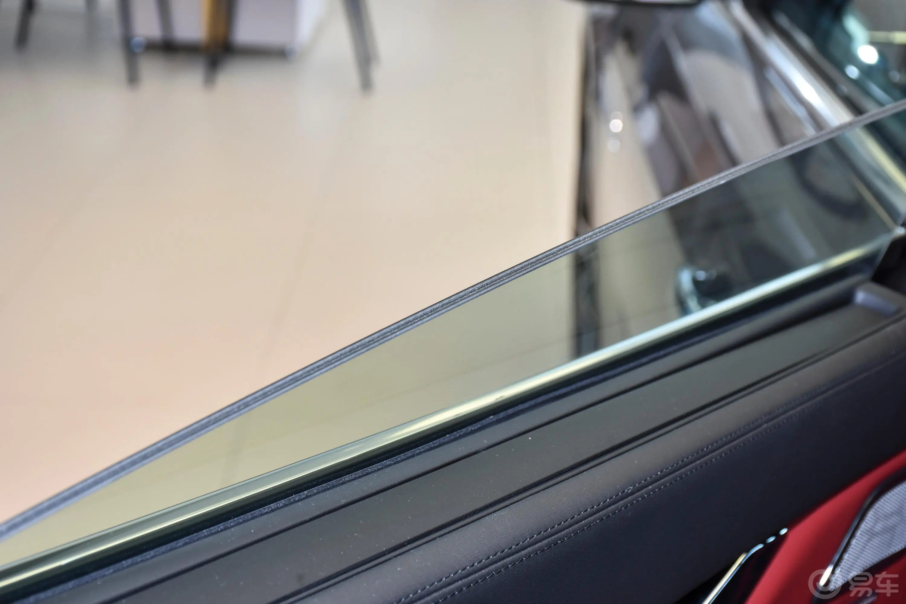 Quattroporte3.0T S Q4 豪华版后排玻璃材质特写