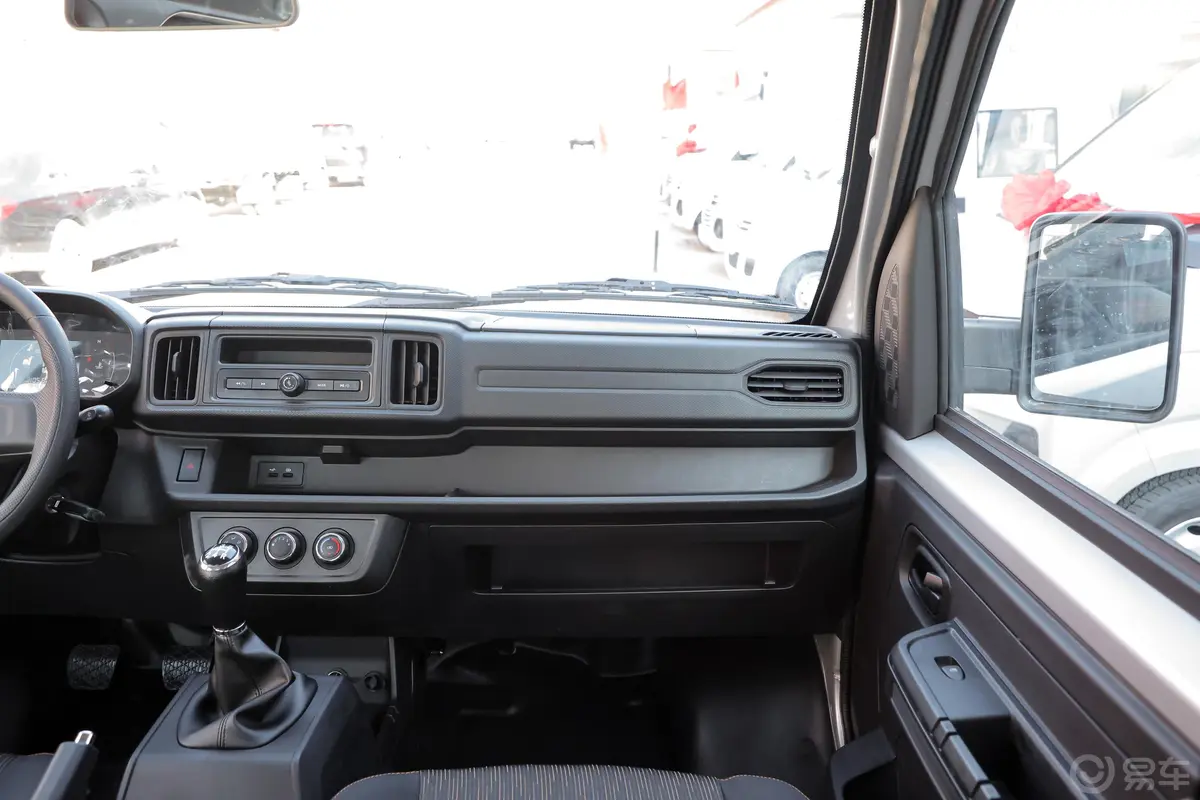 开瑞X61.6L 手动 双排舒适型栏板副驾驶位区域