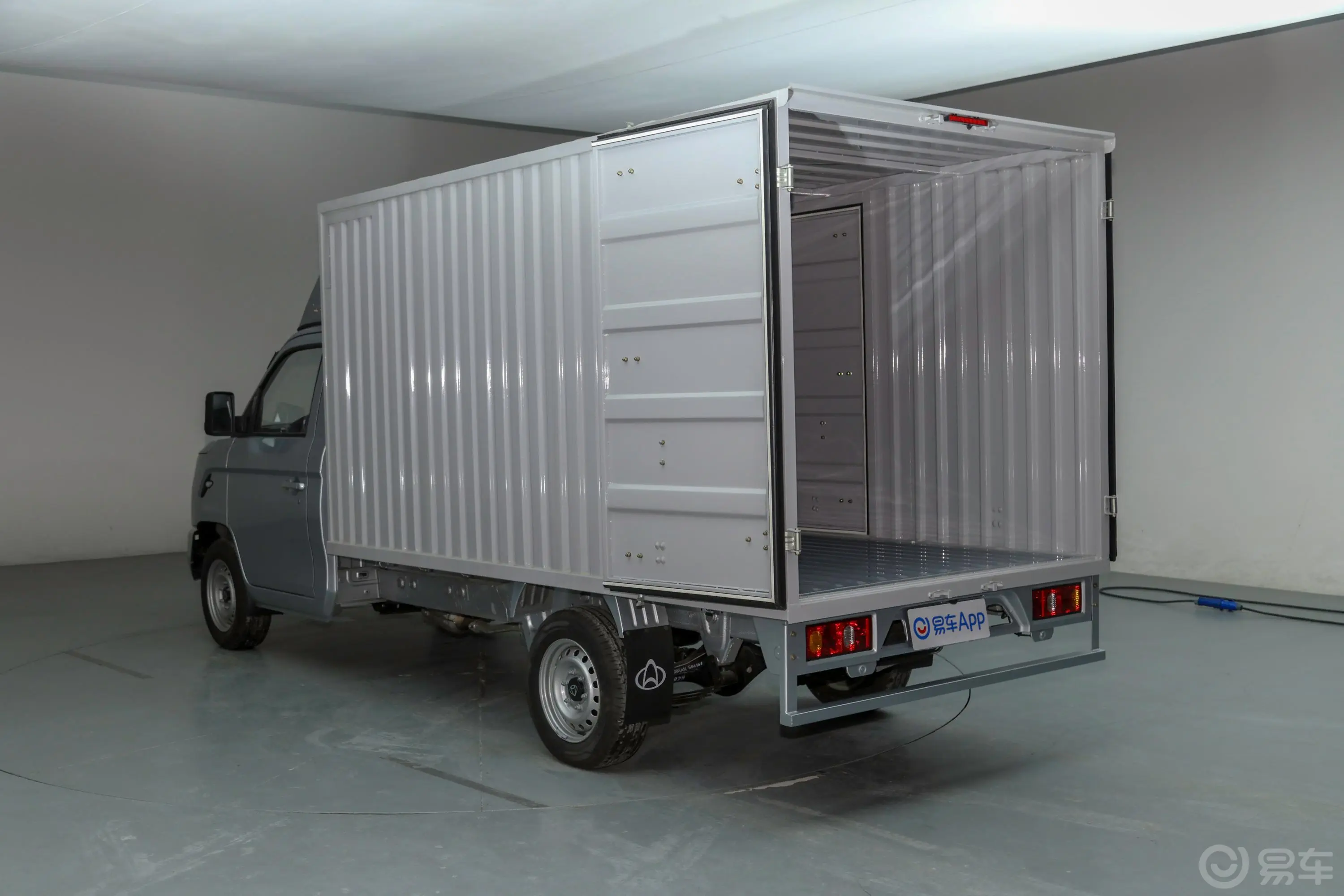 长安星卡PLUS钢板厢货 1.6L 手动 单排舒适空调版空间