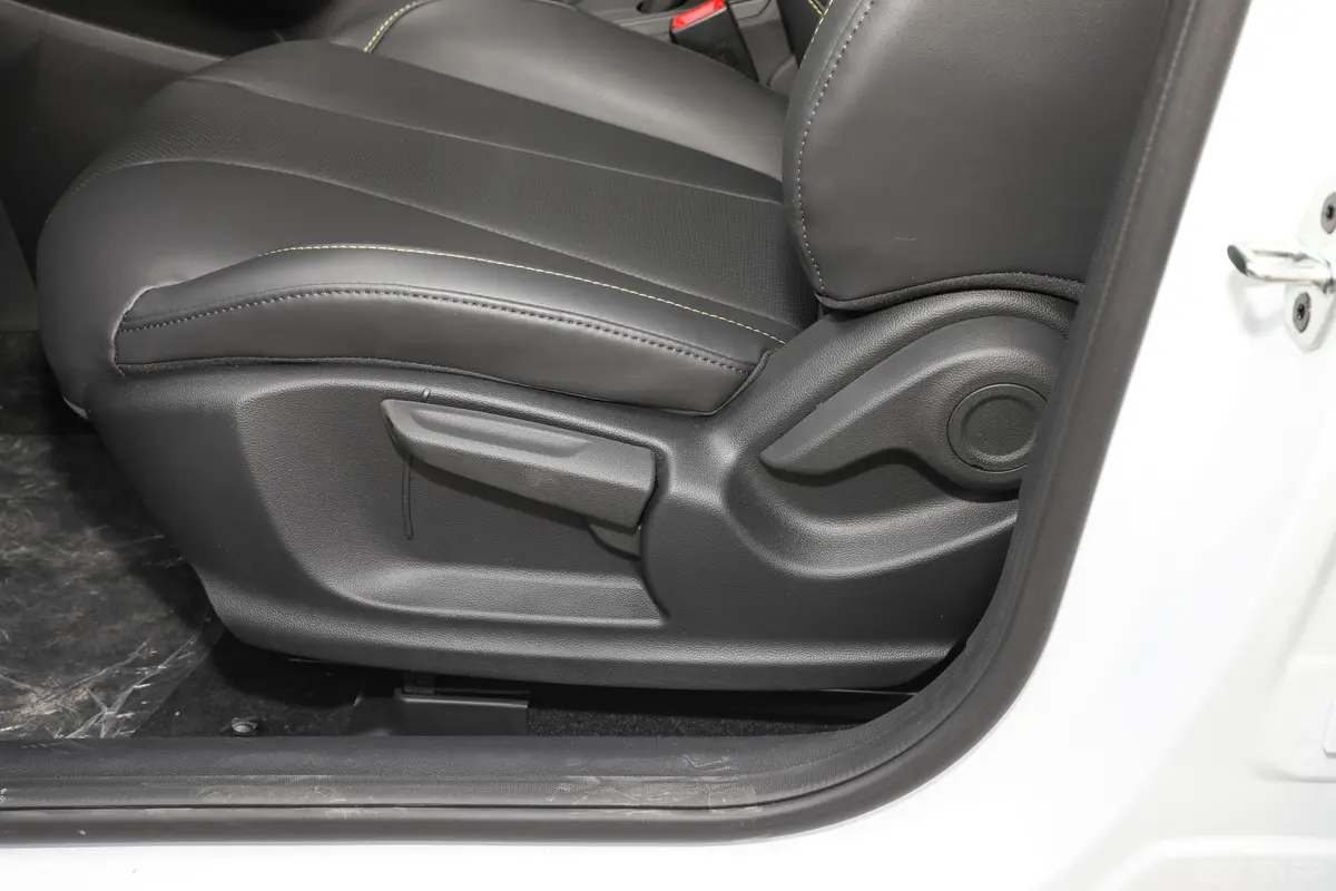 荣威i51.5L 手动安心版主驾座椅调节