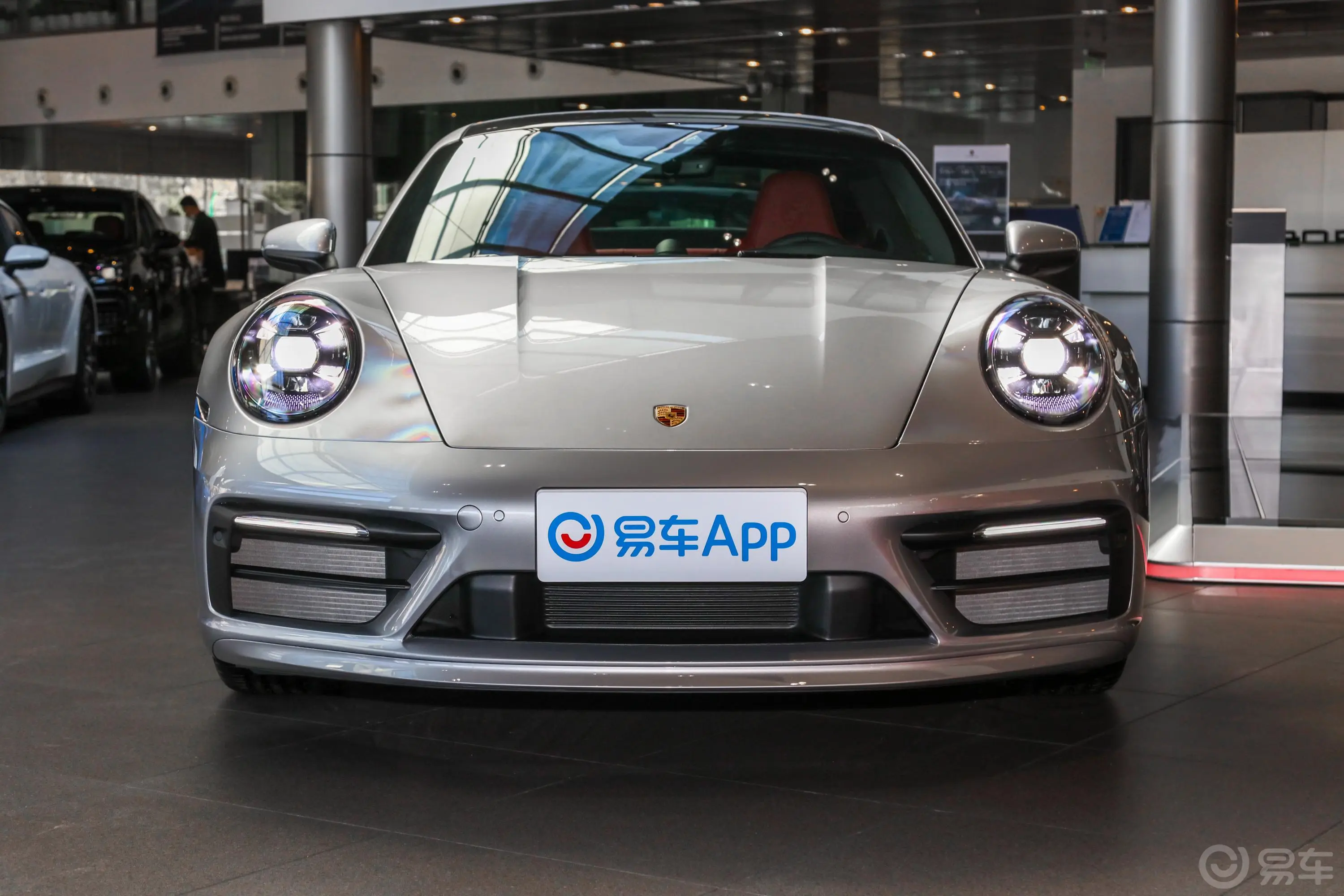 保时捷911Carrera 4 3.0T正前水平