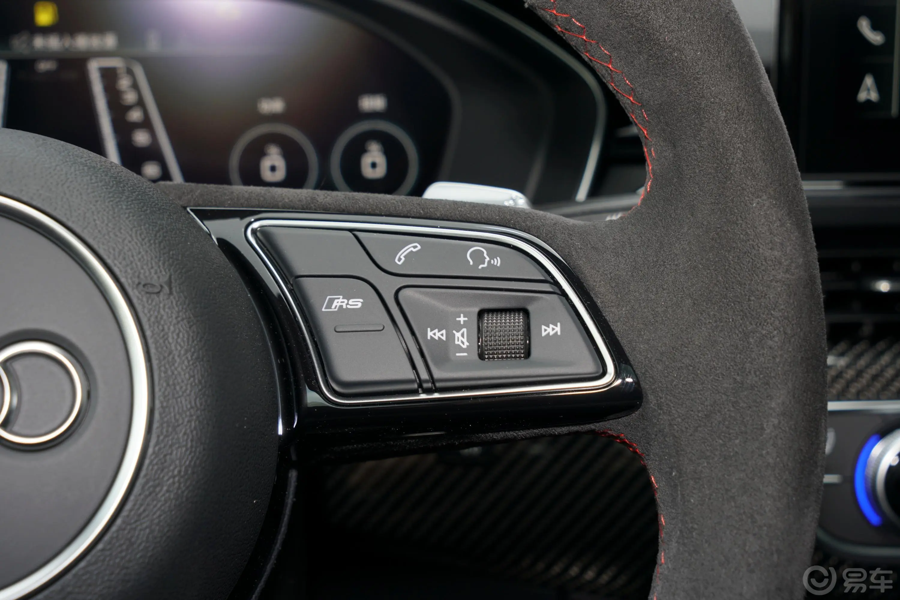 奥迪RS 52.9T Coupe 黑曜版右侧方向盘功能按键