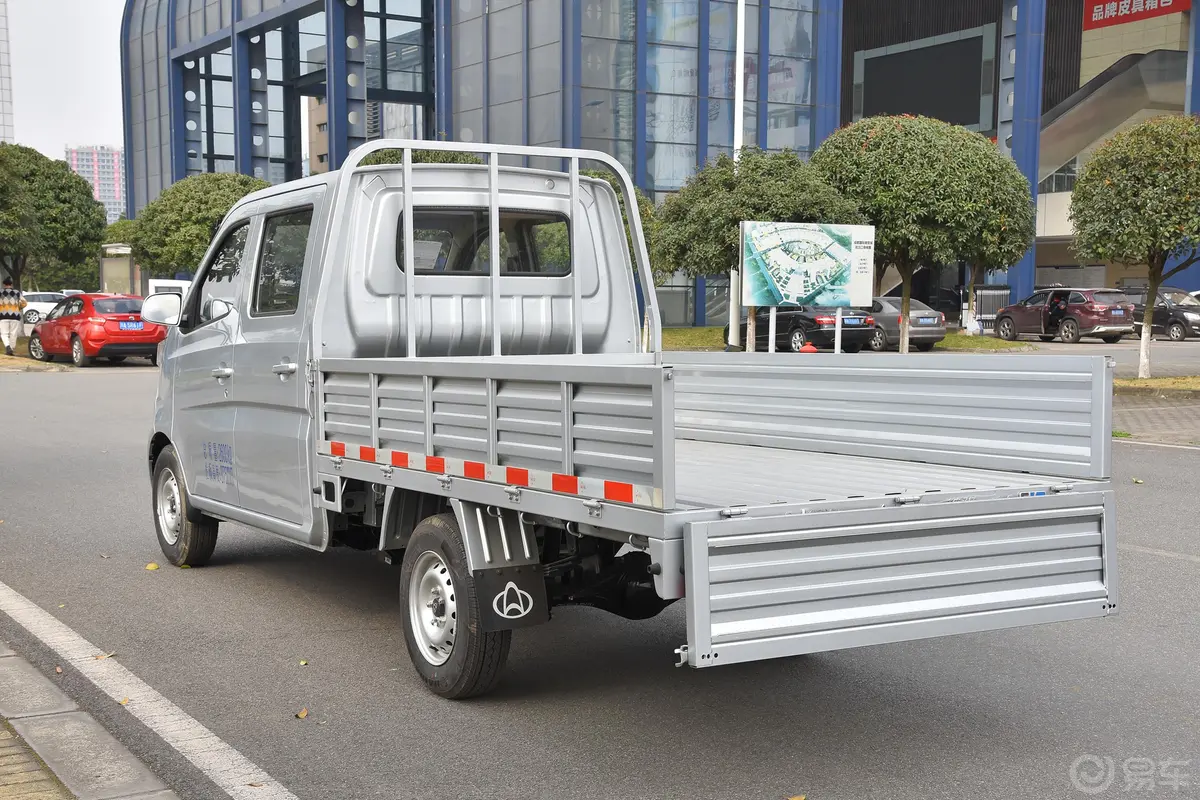 神骐T10 EV290km 双排载货车后备厢开启45度侧拍