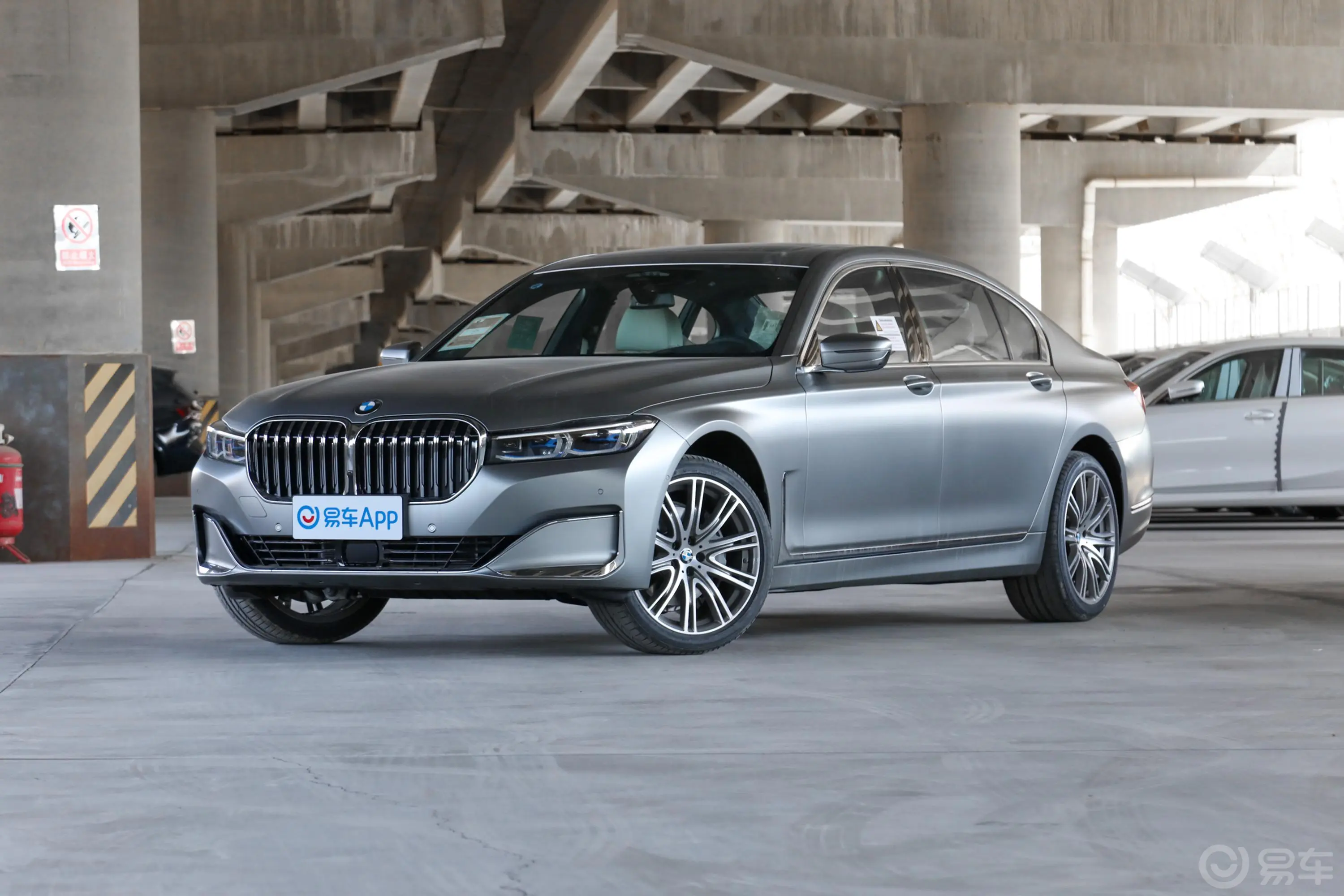 宝马7系740Li xDrive 行政型 豪华套装侧前45度车头向左水平