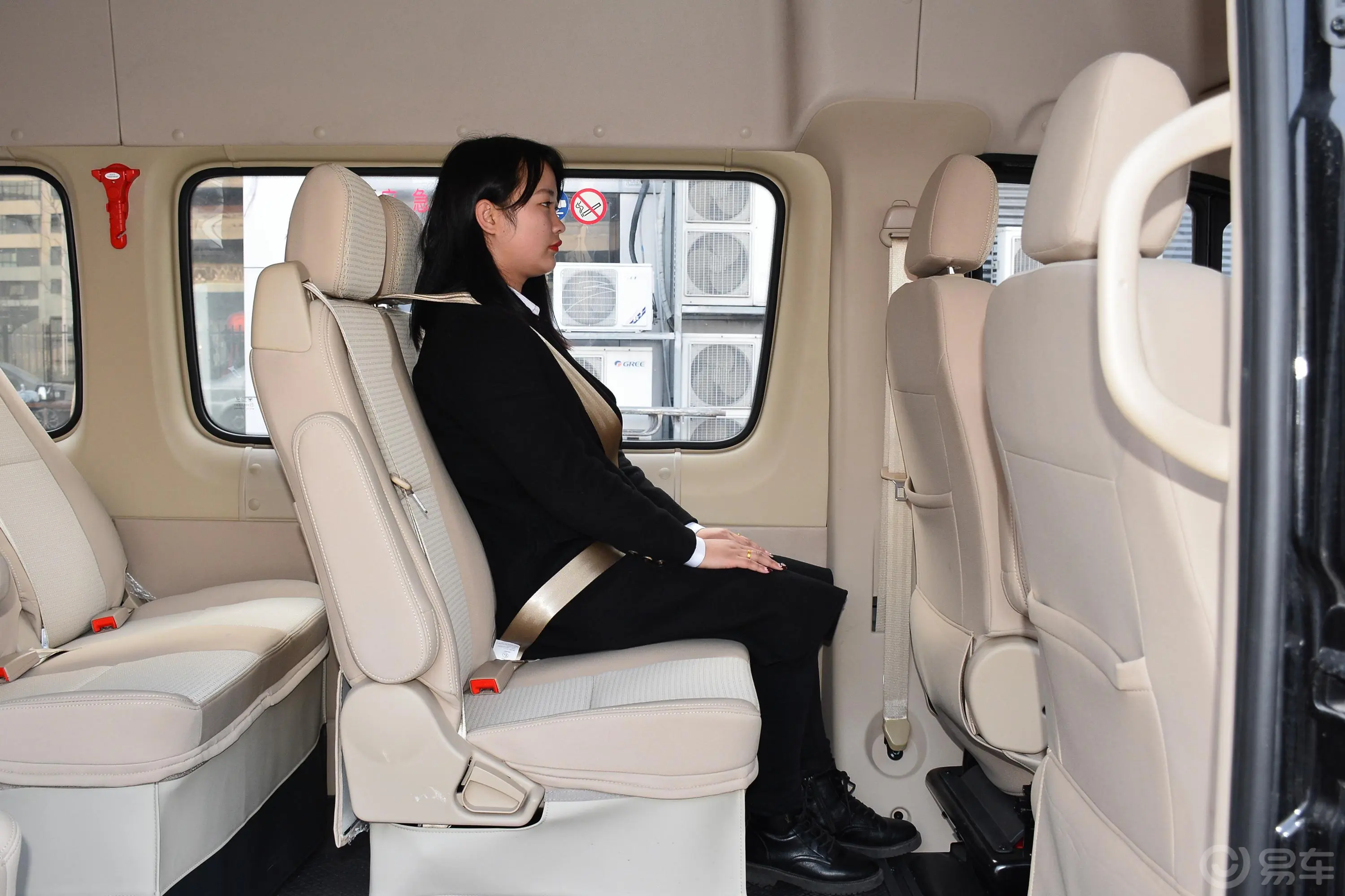 图雅诺商旅版小客 康明斯 2.8T 手动加长轴新高顶高级客车 14座后排空间体验