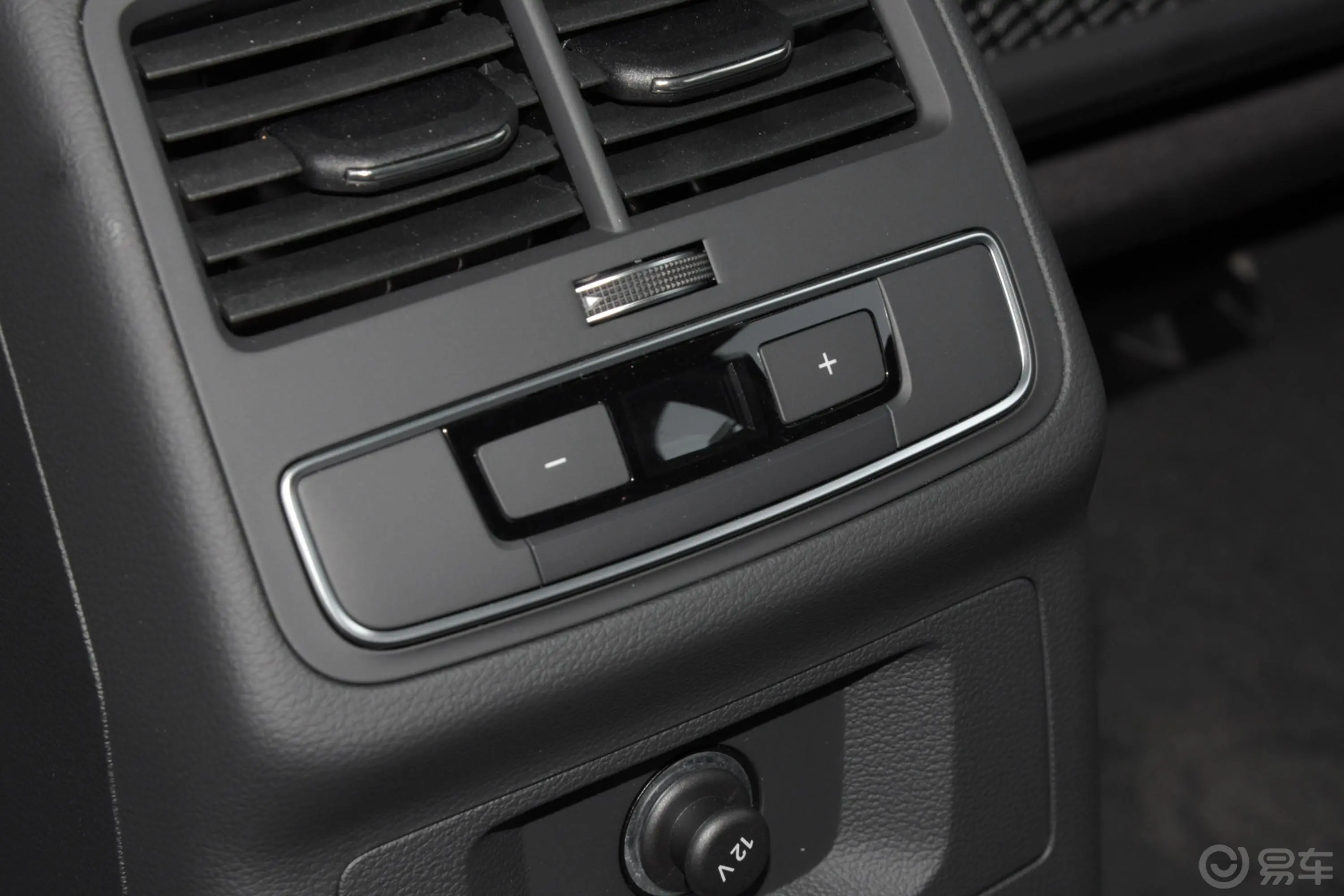奥迪A4(进口)Avant 先锋派星辰版后排空调控制键