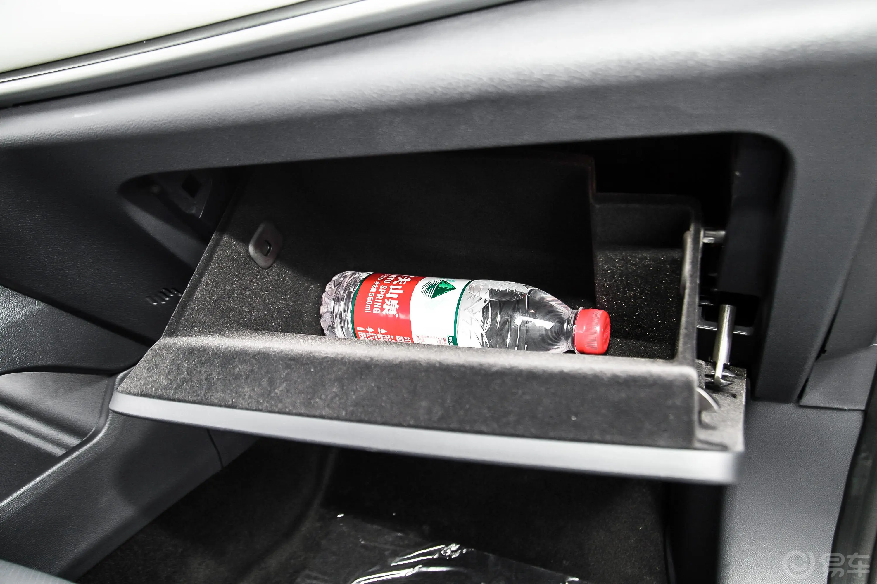 威马EX5改款 EX5-Z PRO全能版手套箱空间水瓶横置