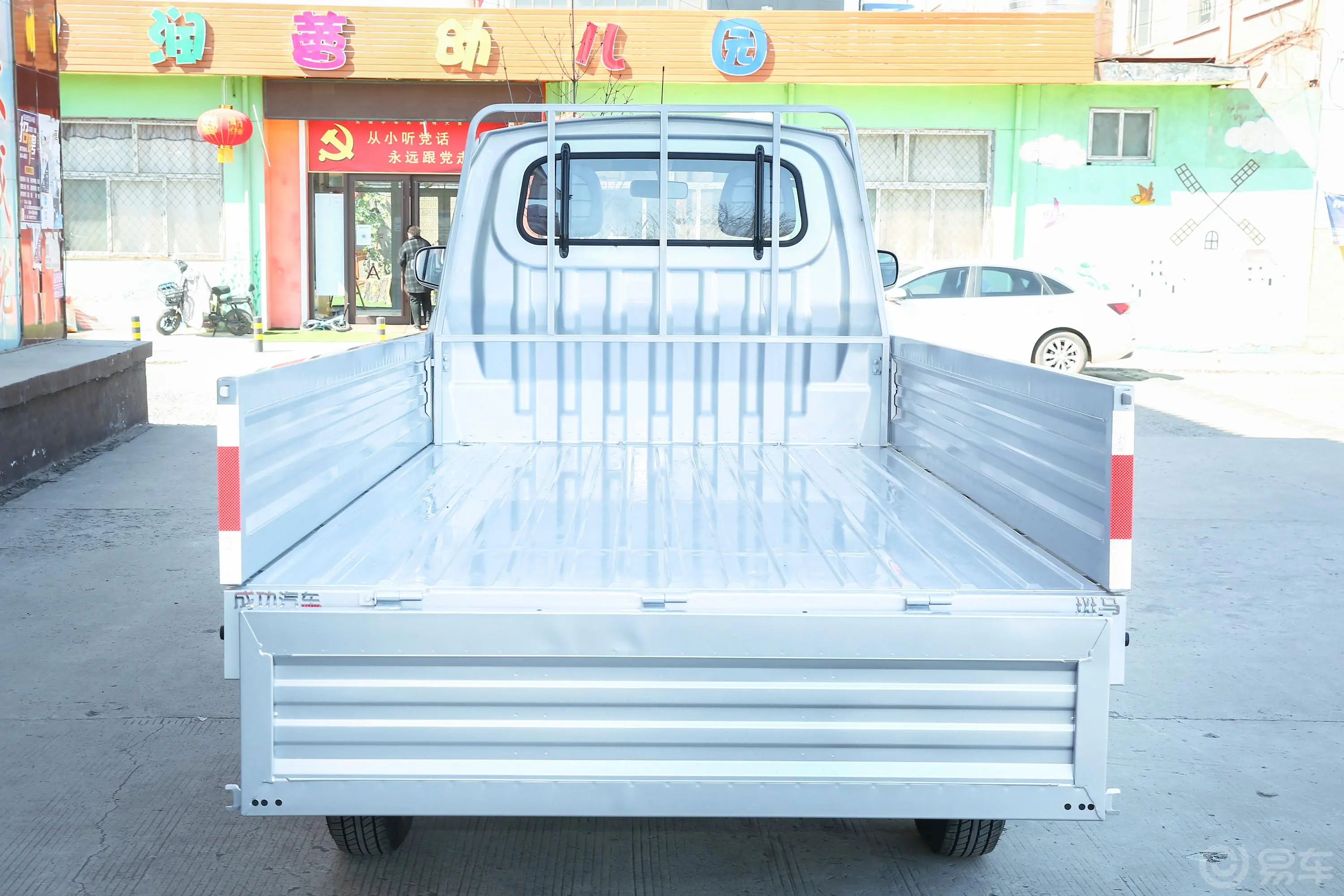 斑马1.5L 单排栏板车舒适型后备厢空间特写