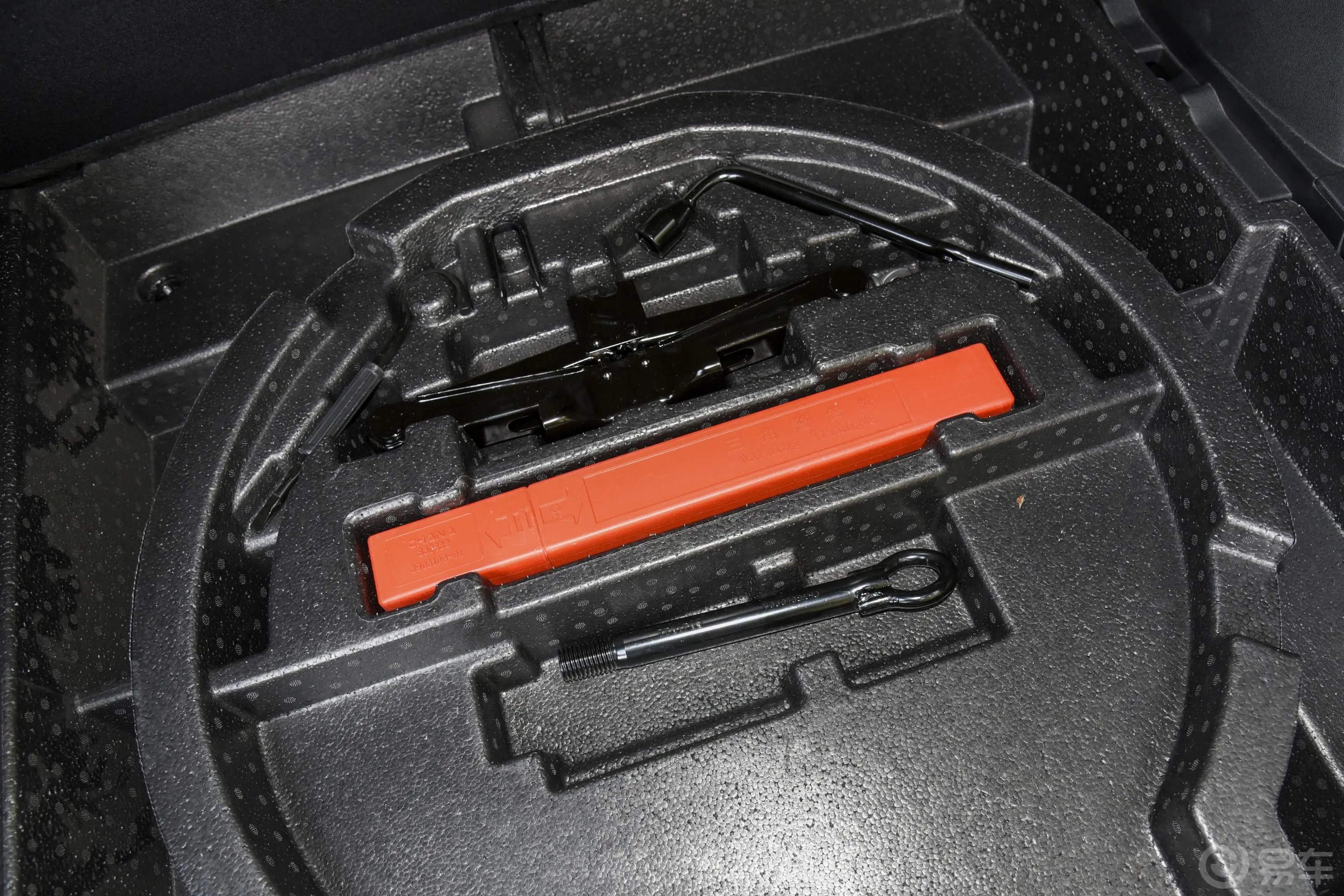 长安欧尚Z6蓝鲸 2.0T 自动智远型随车工具