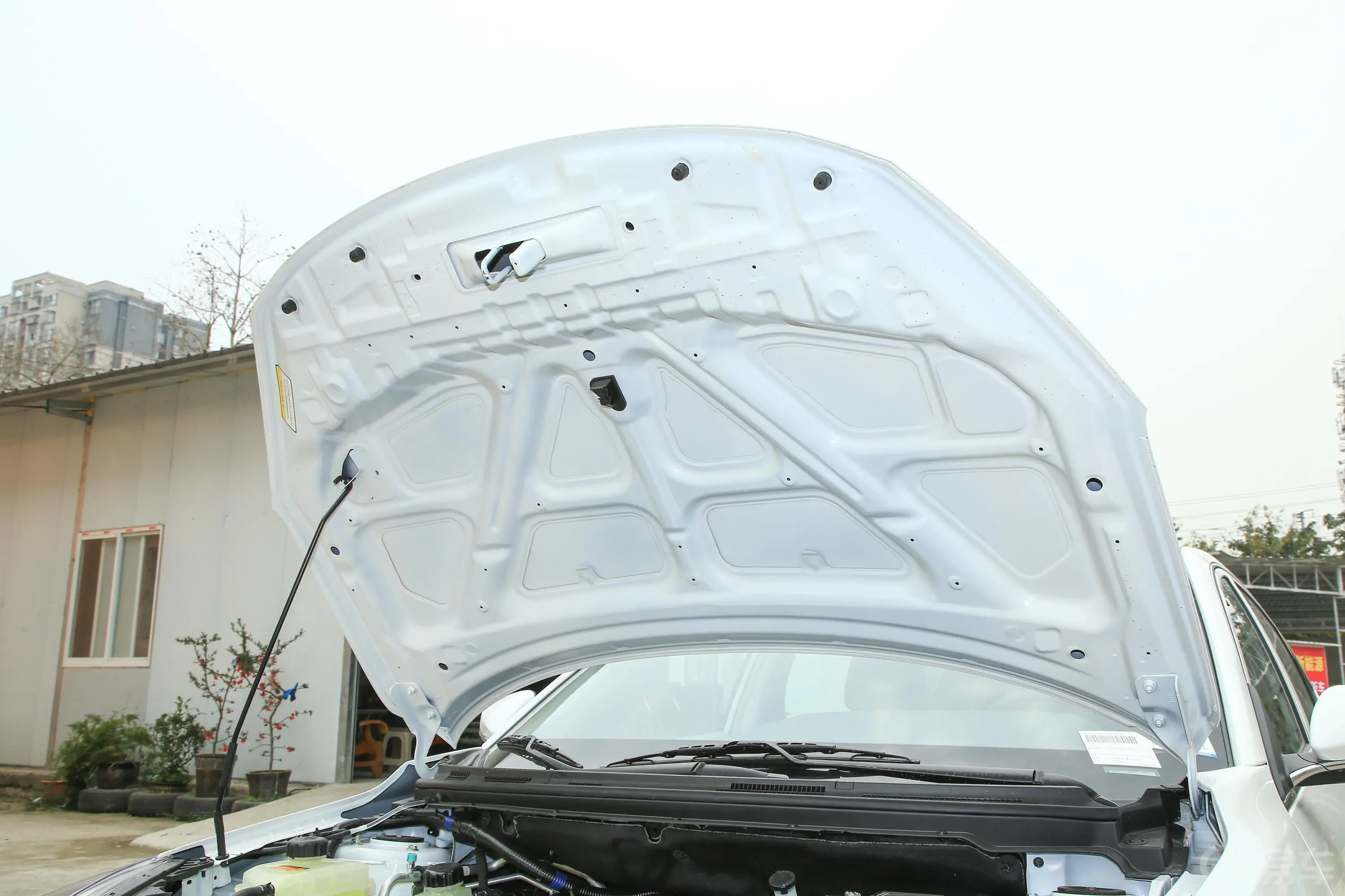 风神E70改款 401km 500 超享版磷酸铁锂发动机舱盖内侧